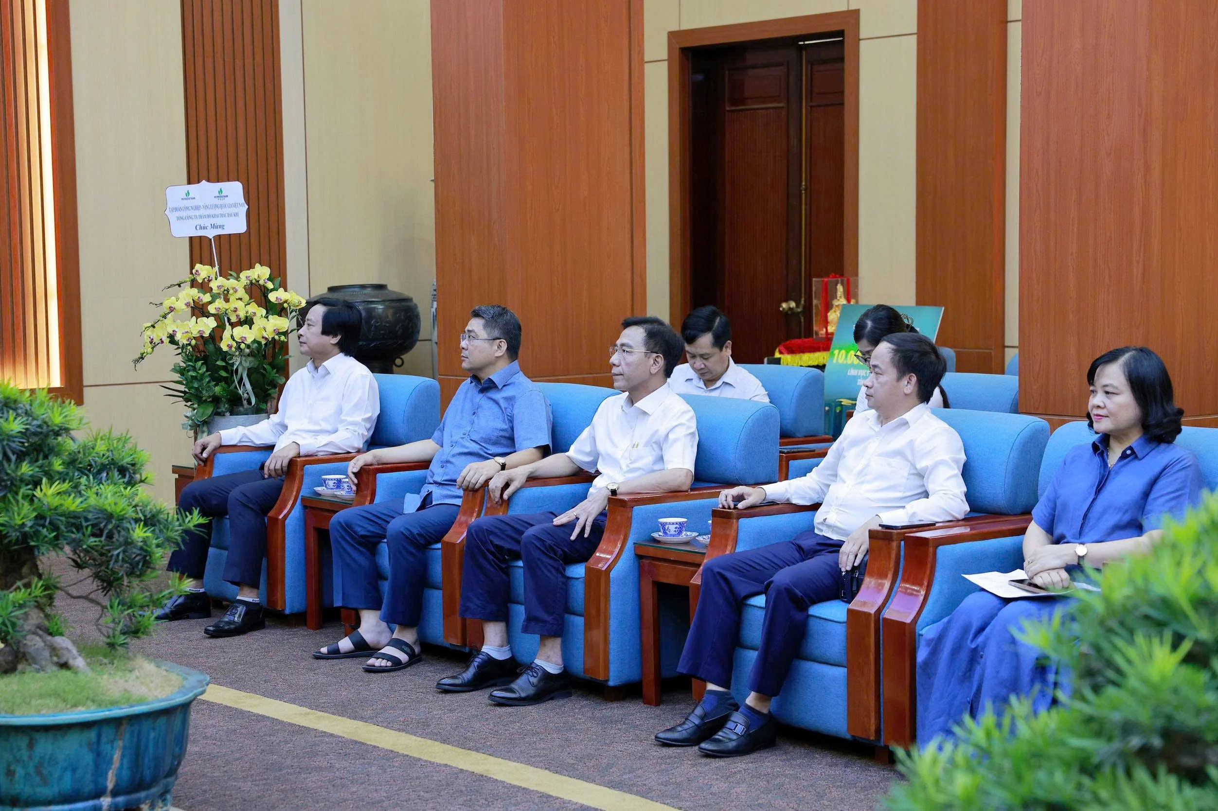 Chủ tịch UBND tỉnh Trần Duy Đông tiếp và làm việc với Tập đoàn Công nghiệp - Năng lượng Quốc gia Việt Nam