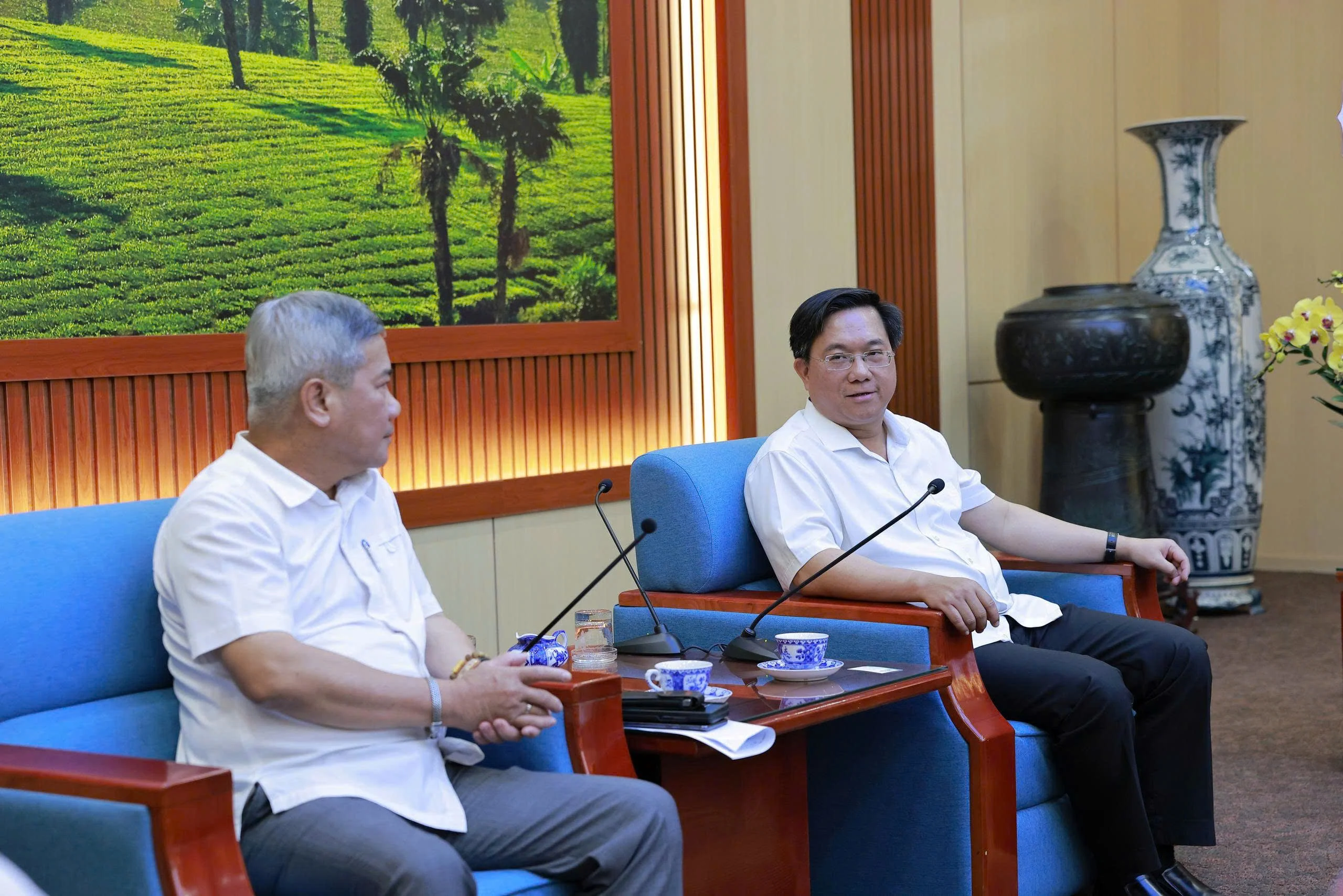 Chủ tịch UBND tỉnh Trần Duy Đông tiếp và làm việc với Tập đoàn Công nghiệp - Năng lượng Quốc gia Việt Nam