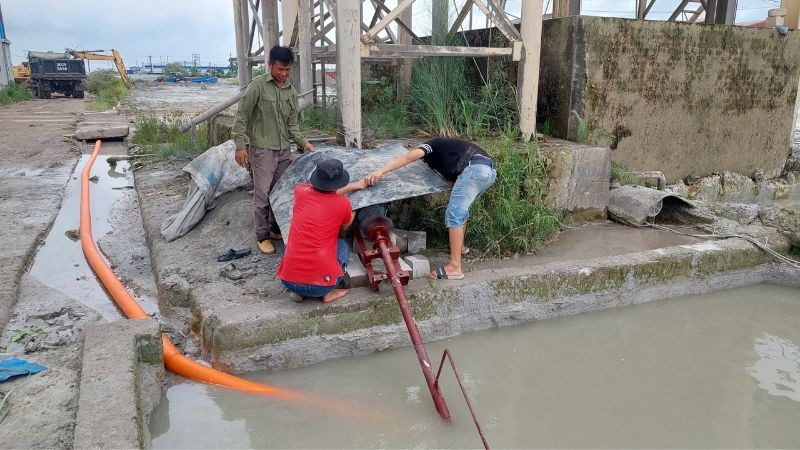 Bài toán đầu tư cho chủ trang trại: Chi phí mua máy hút bùn so với thuê dịch vụ - Bên nào lợi hơn?