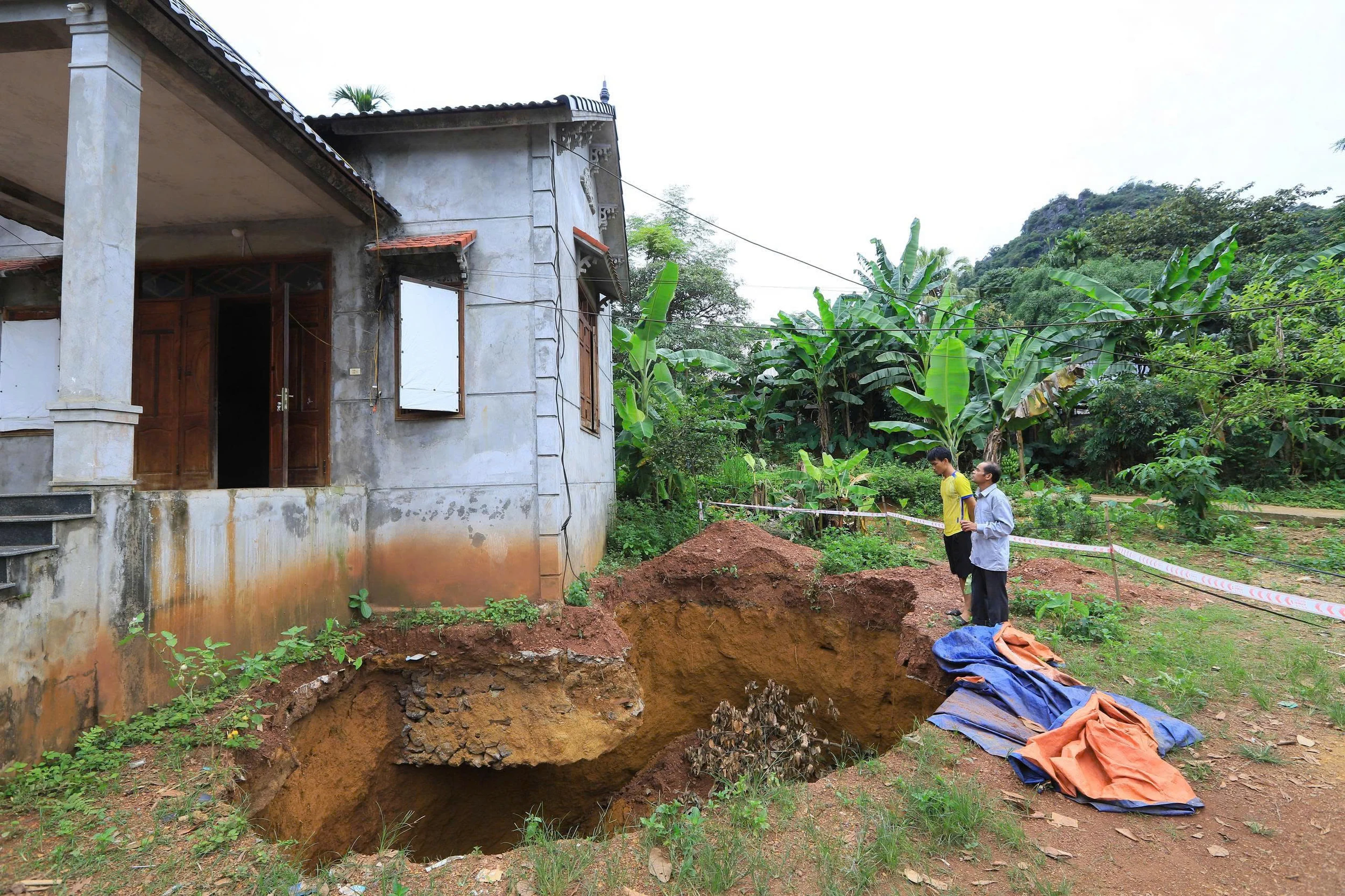Mưa lớn gây sụt lún, sạt lở nghiêm trọng tại xóm Thăm, xã Mường Hoa