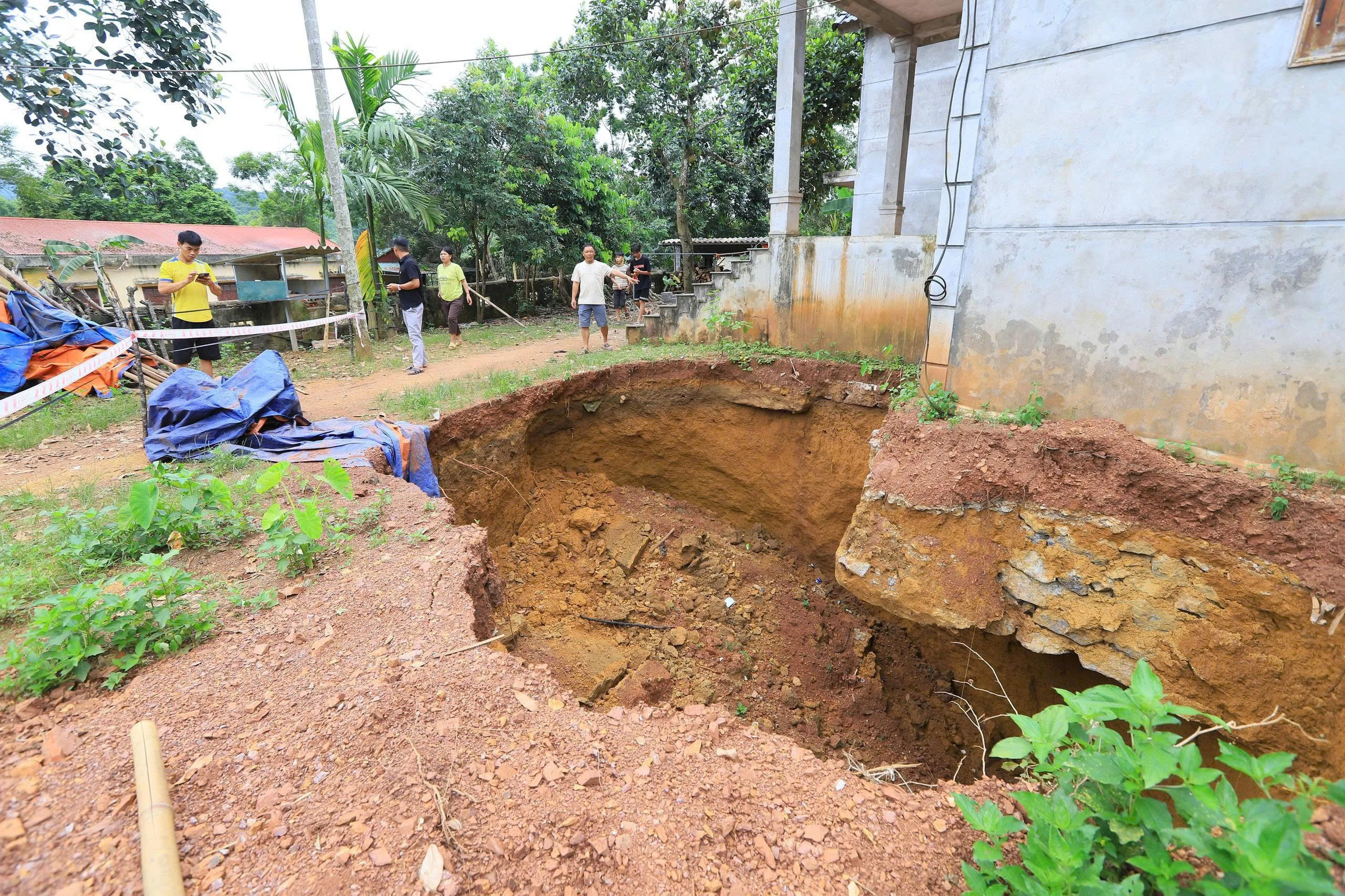 Mưa lớn gây sụt lún, sạt lở nghiêm trọng tại xóm Thăm, xã Mường Hoa