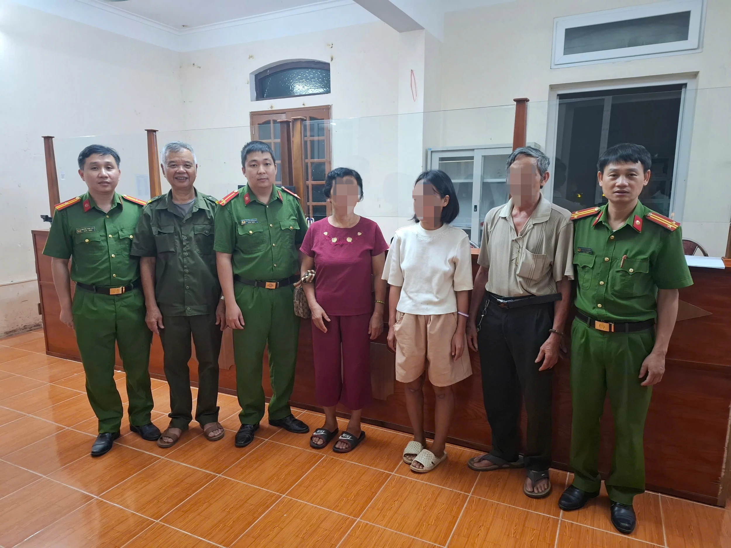 Công an phường giúp đỡ người phụ nữ có dấu hiệu trầm cảm đi lạc trở về với gia đình