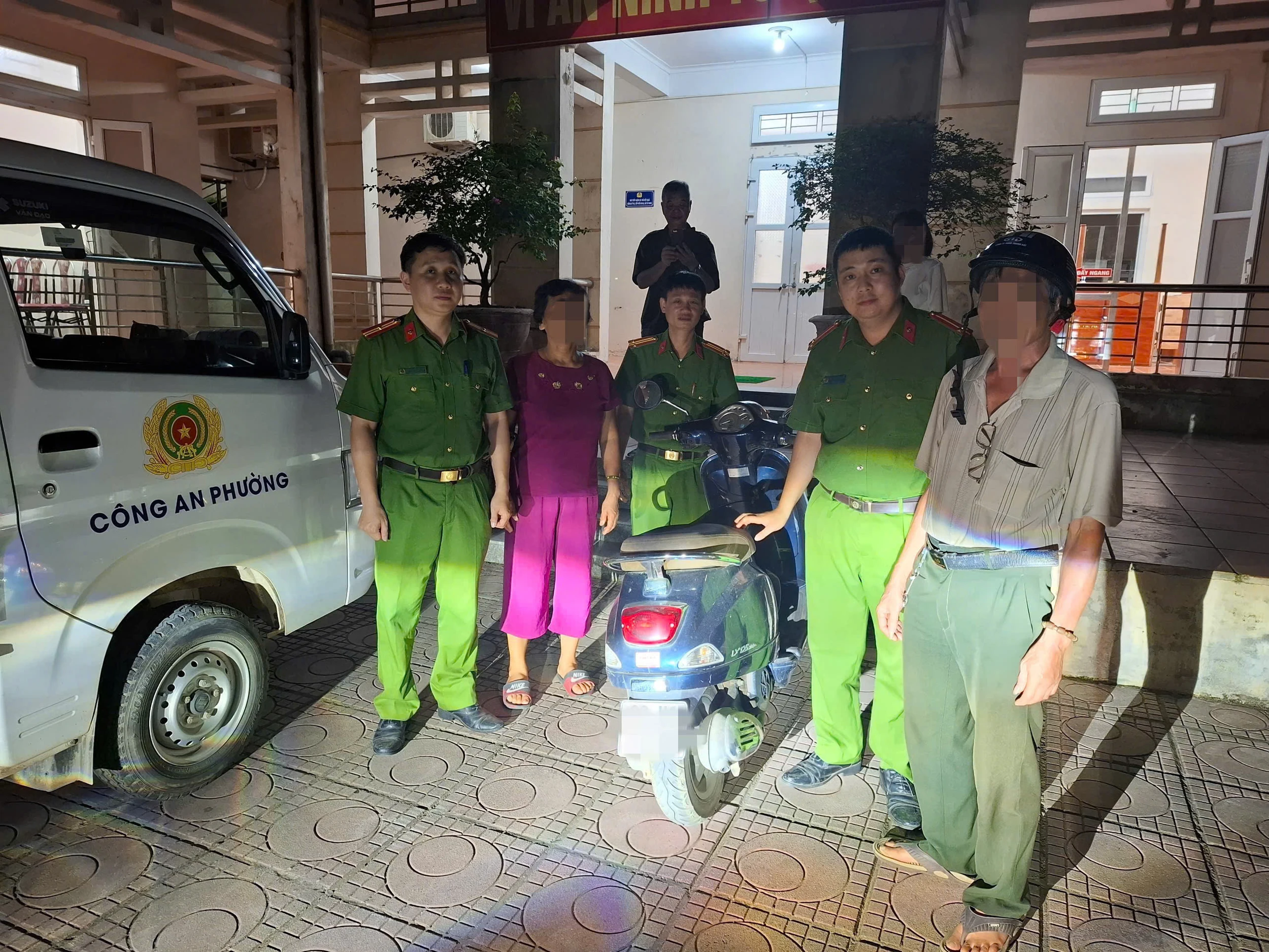 Công an phường giúp đỡ người phụ nữ có dấu hiệu trầm cảm đi lạc trở về với gia đình