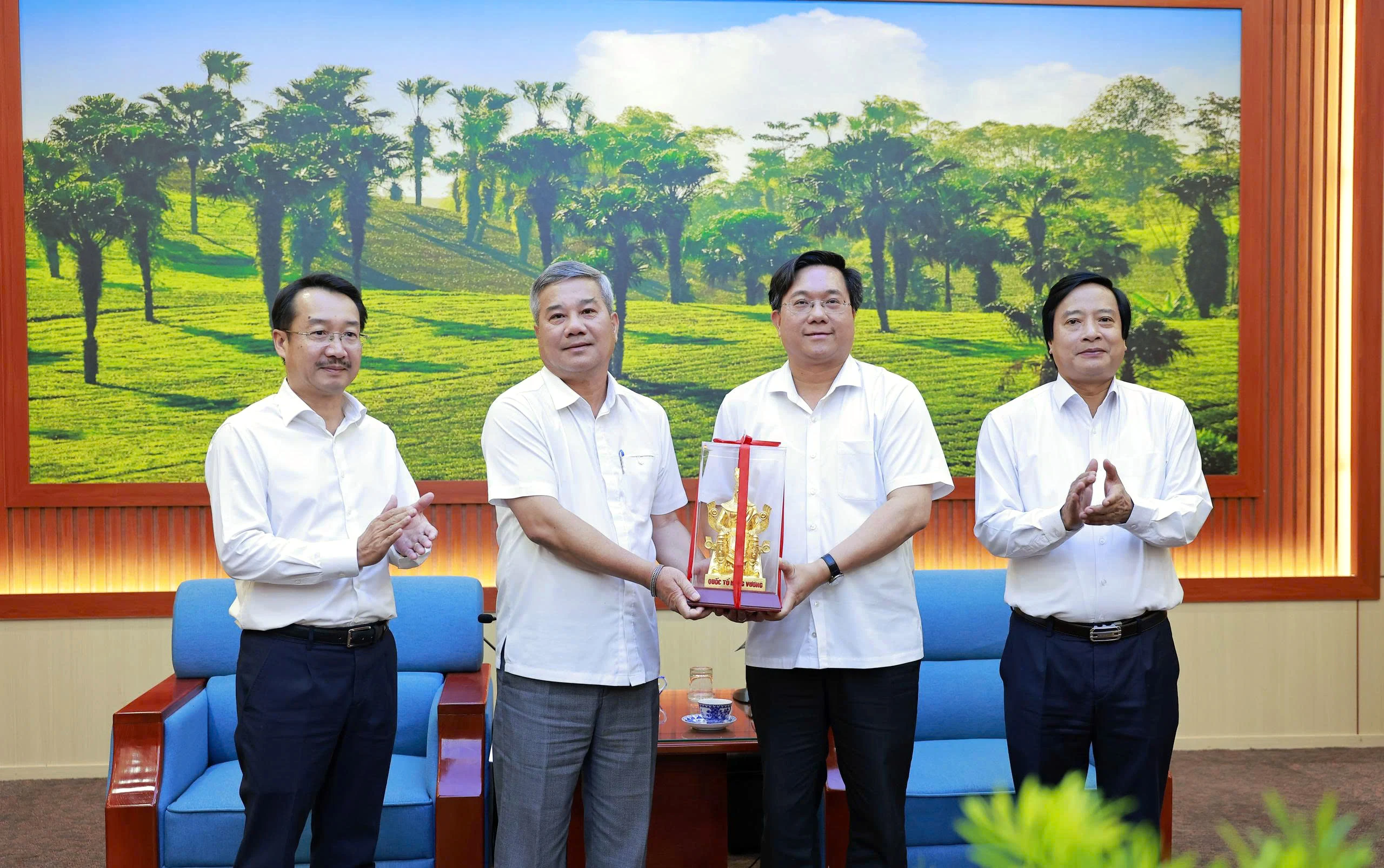 Chủ tịch UBND tỉnh Trần Duy Đông tiếp và làm việc với Tập đoàn Công nghiệp - Năng lượng Quốc gia Việt Nam