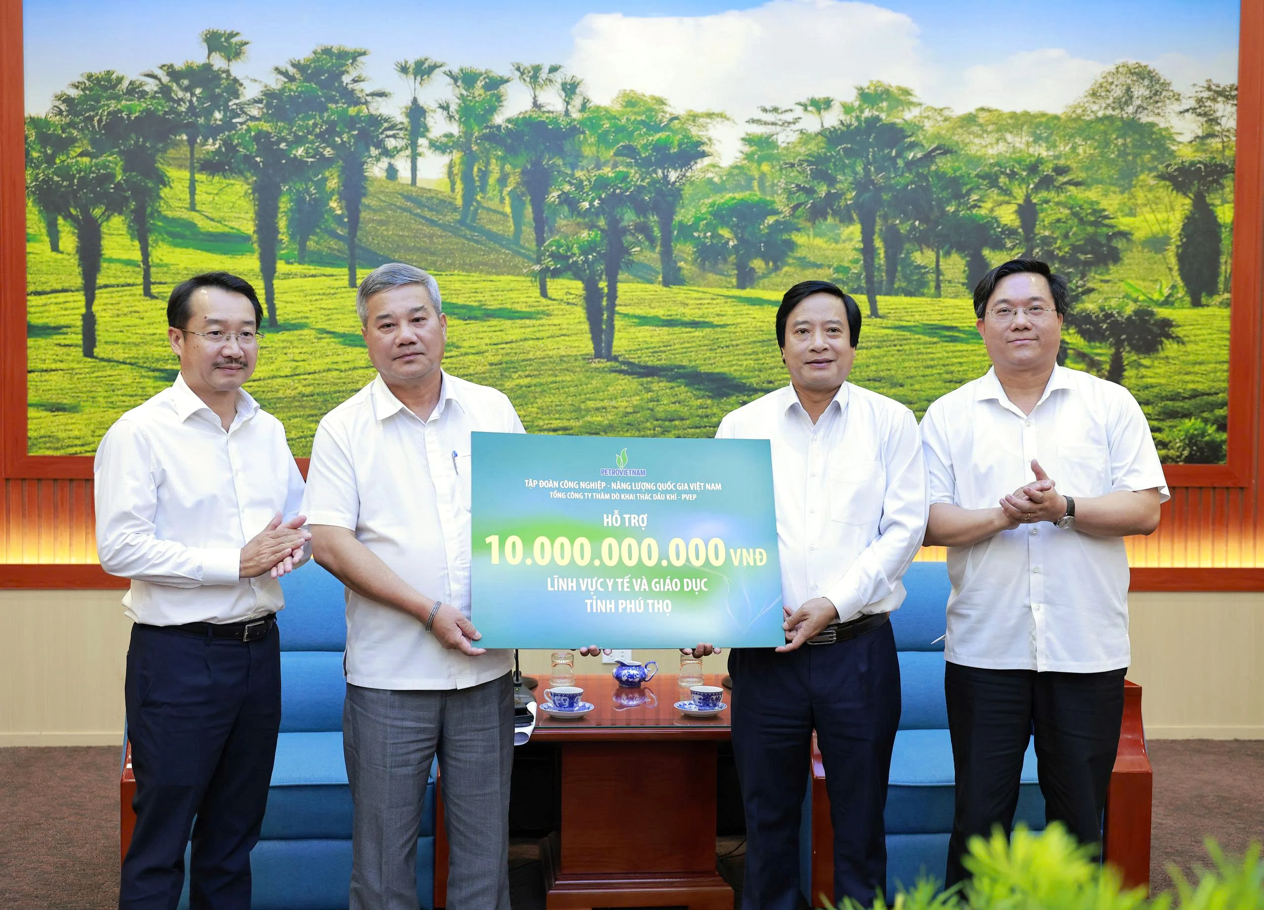 Chủ tịch UBND tỉnh Trần Duy Đông tiếp và làm việc với Tập đoàn Công nghiệp - Năng lượng Quốc gia Việt Nam