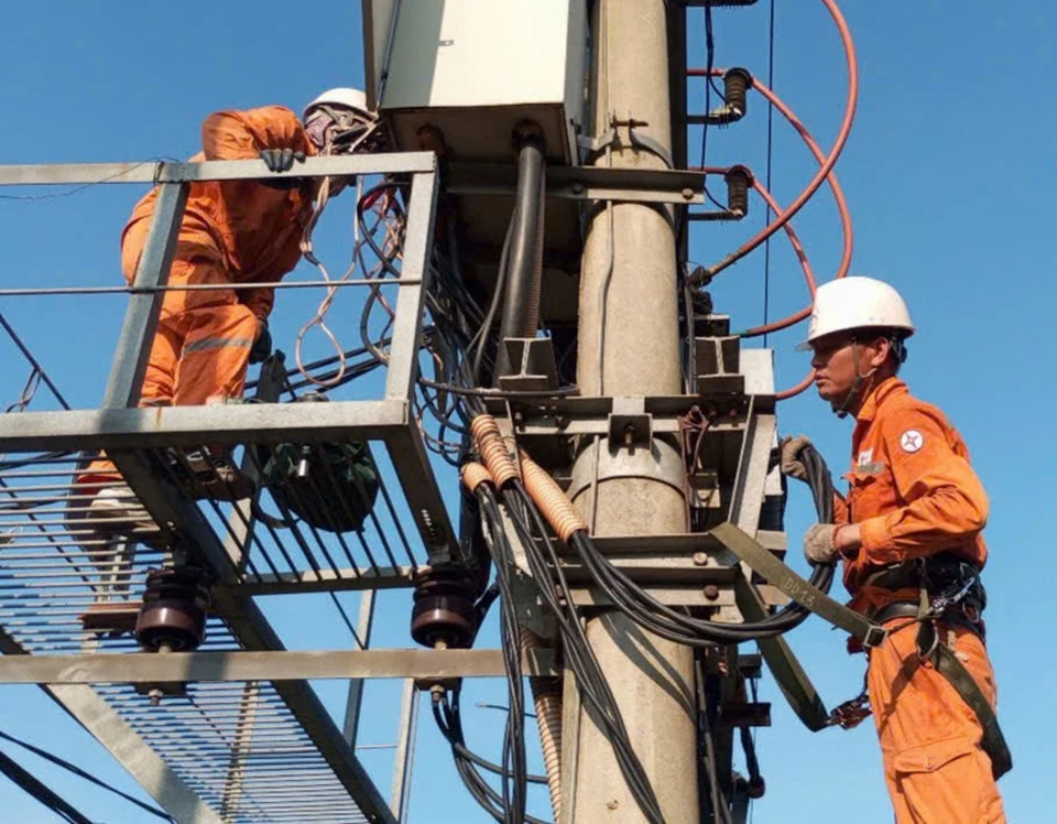 Căng mình dưới nắng nóng đảm bảo cấp điện phục vụ Nhân dân