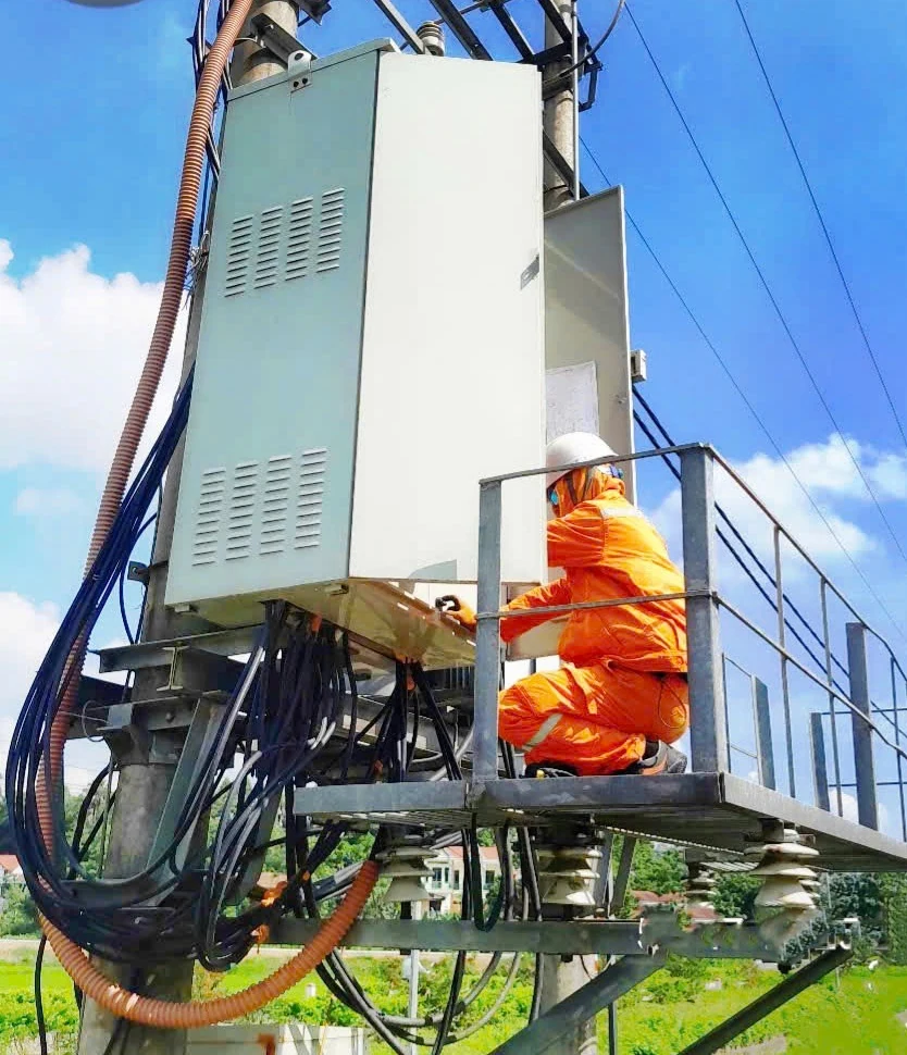 Căng mình dưới nắng nóng đảm bảo cấp điện phục vụ Nhân dân