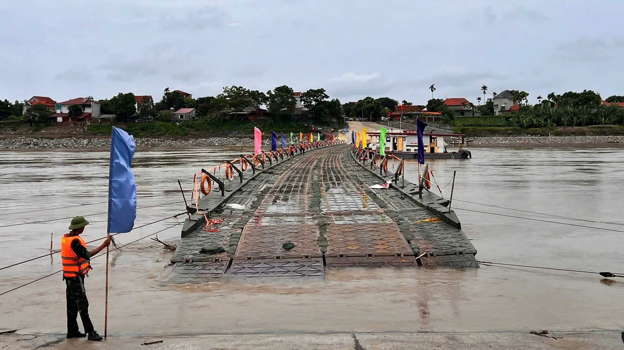 Cầu phao Phong Châu tạm dừng vận hành do mưa lũ