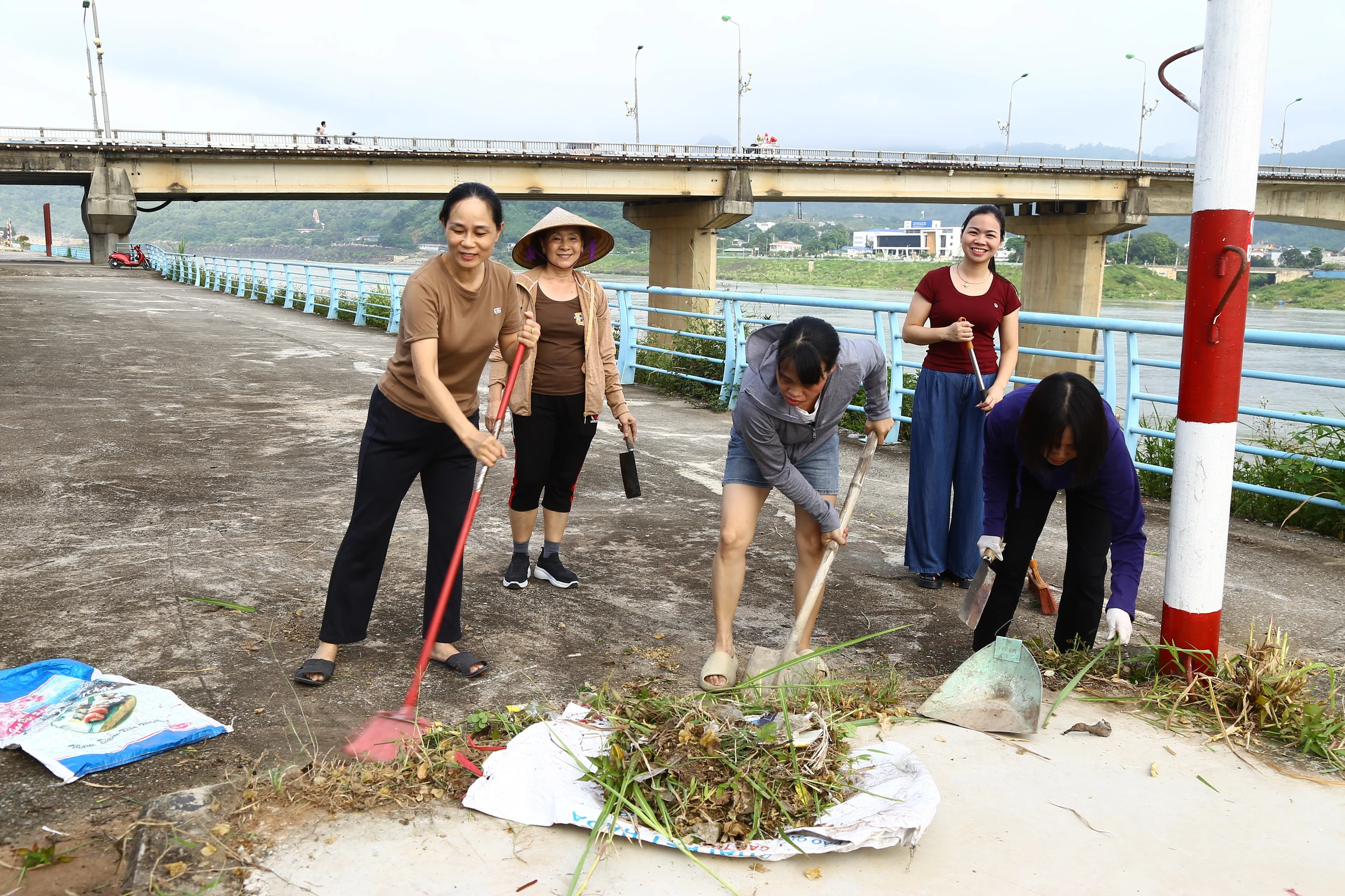 Phường Hòa Bình ra quân tổng vệ sinh môi trường xây dựng đô thị ven sông xanh - sạch - đẹp