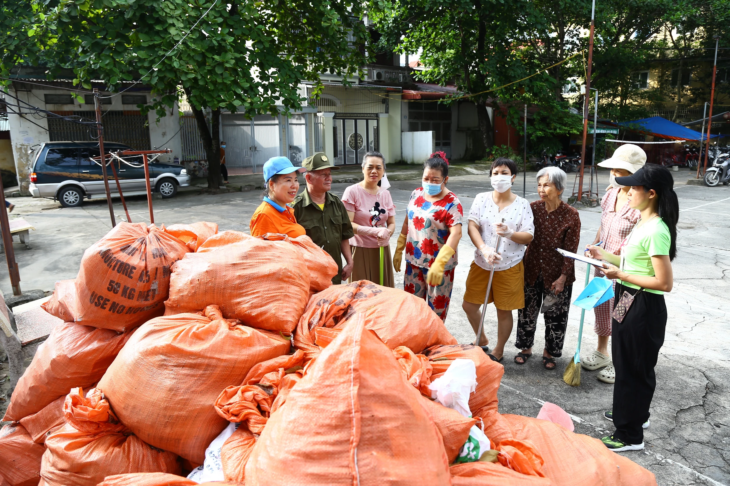 Phường Hòa Bình ra quân tổng vệ sinh môi trường xây dựng đô thị ven sông xanh - sạch - đẹp
