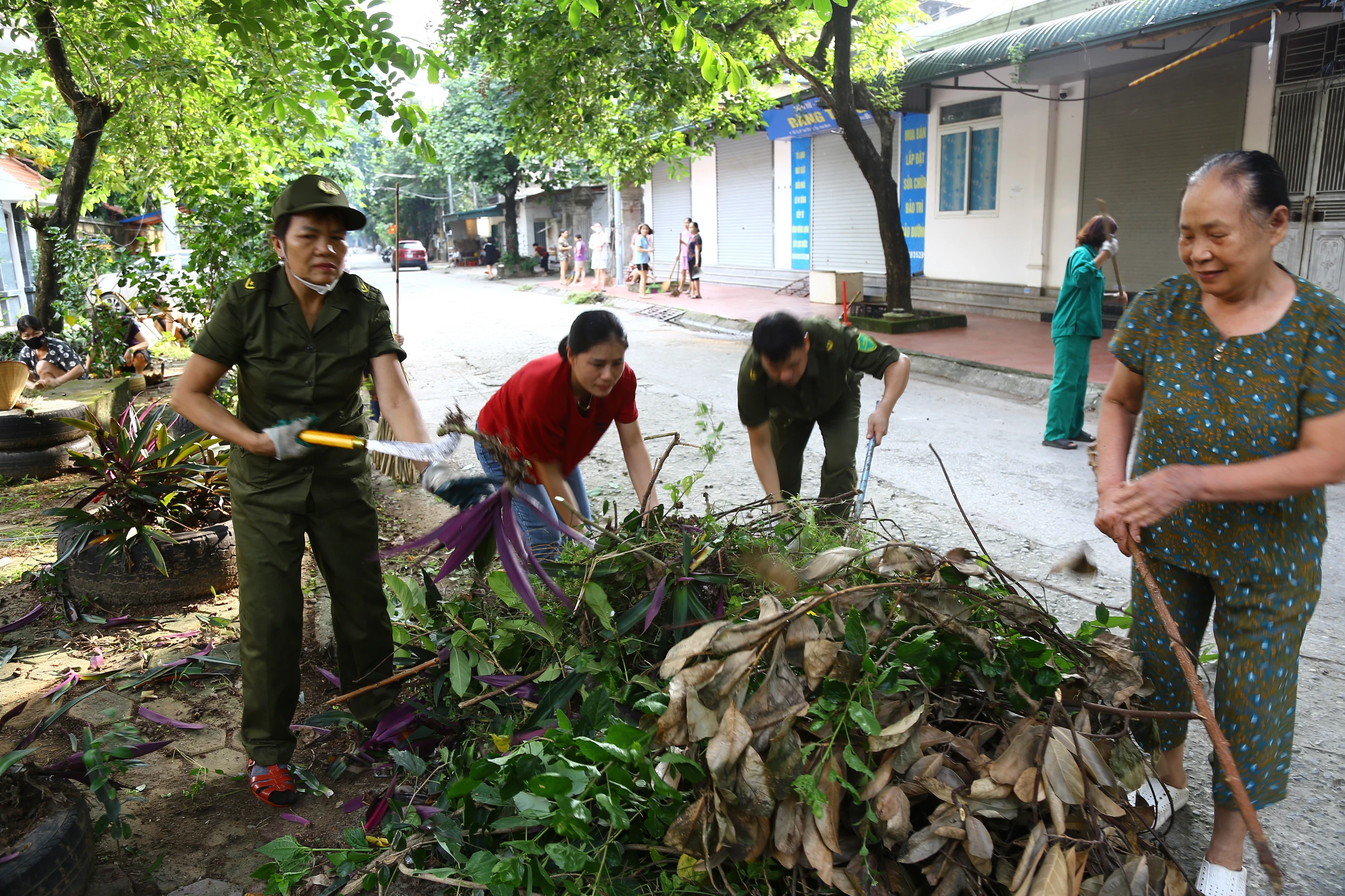 Phường Hòa Bình ra quân tổng vệ sinh môi trường xây dựng đô thị ven sông xanh - sạch - đẹp
