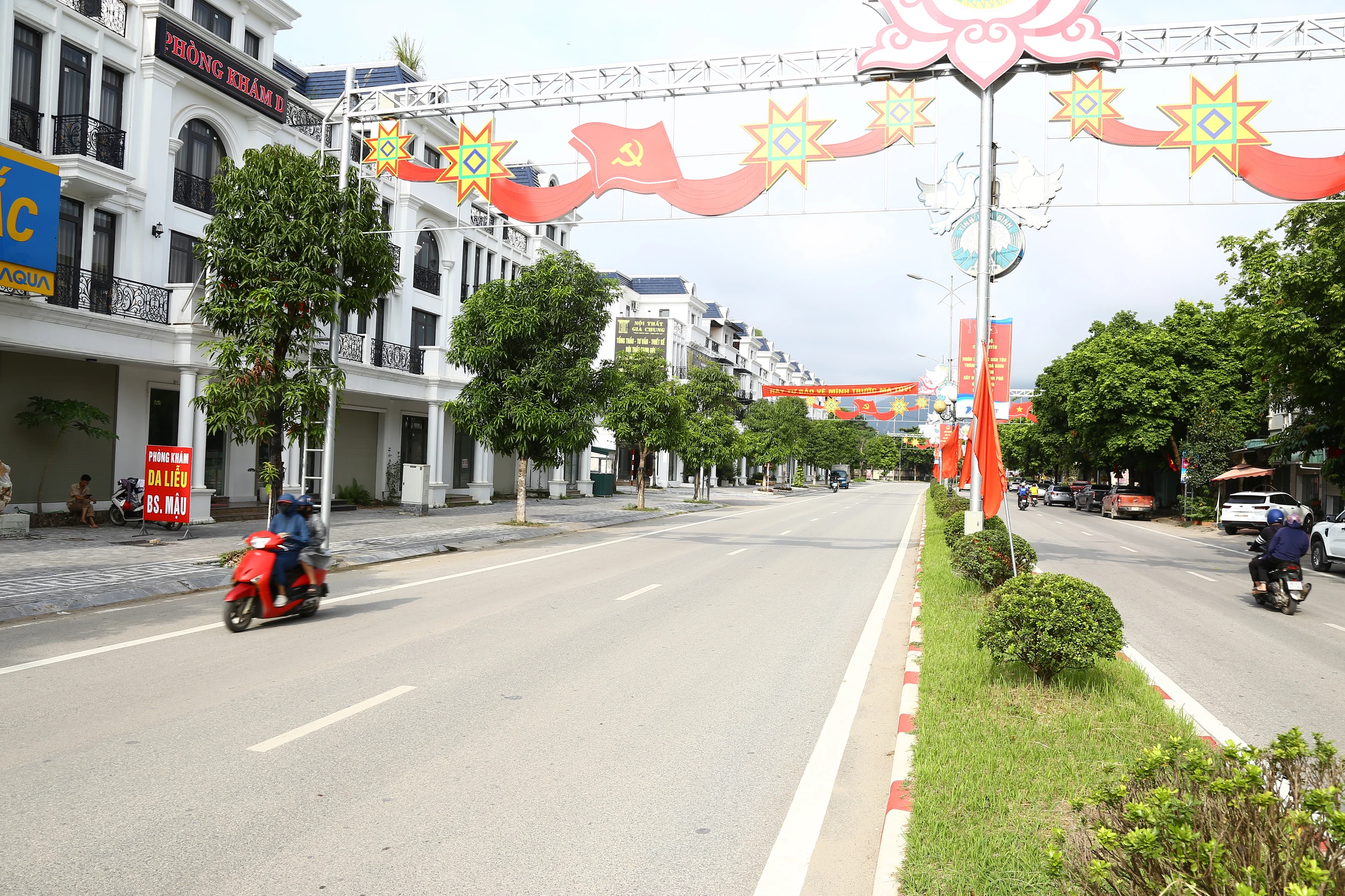 Phường Hòa Bình ra quân tổng vệ sinh môi trường xây dựng đô thị ven sông xanh - sạch - đẹp