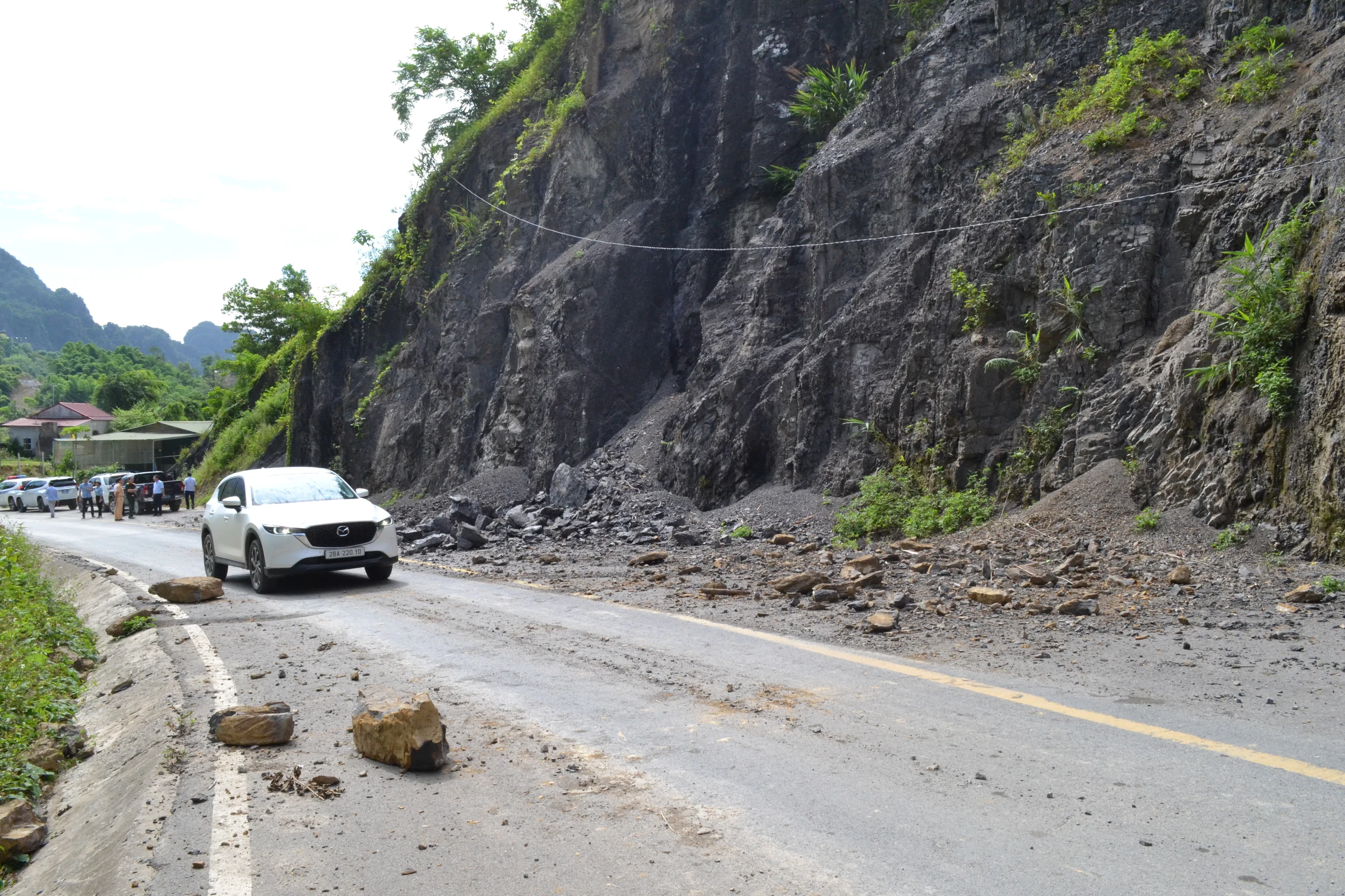Sớm khắc phục tình trạng sạt lở đất, đá trên tuyến đường 435