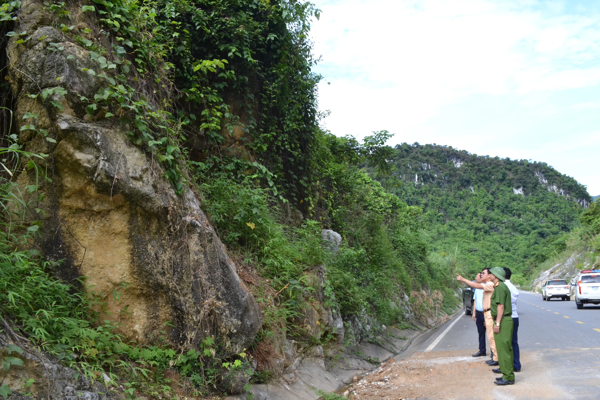 Sớm khắc phục tình trạng sạt lở đất, đá trên tuyến đường 435