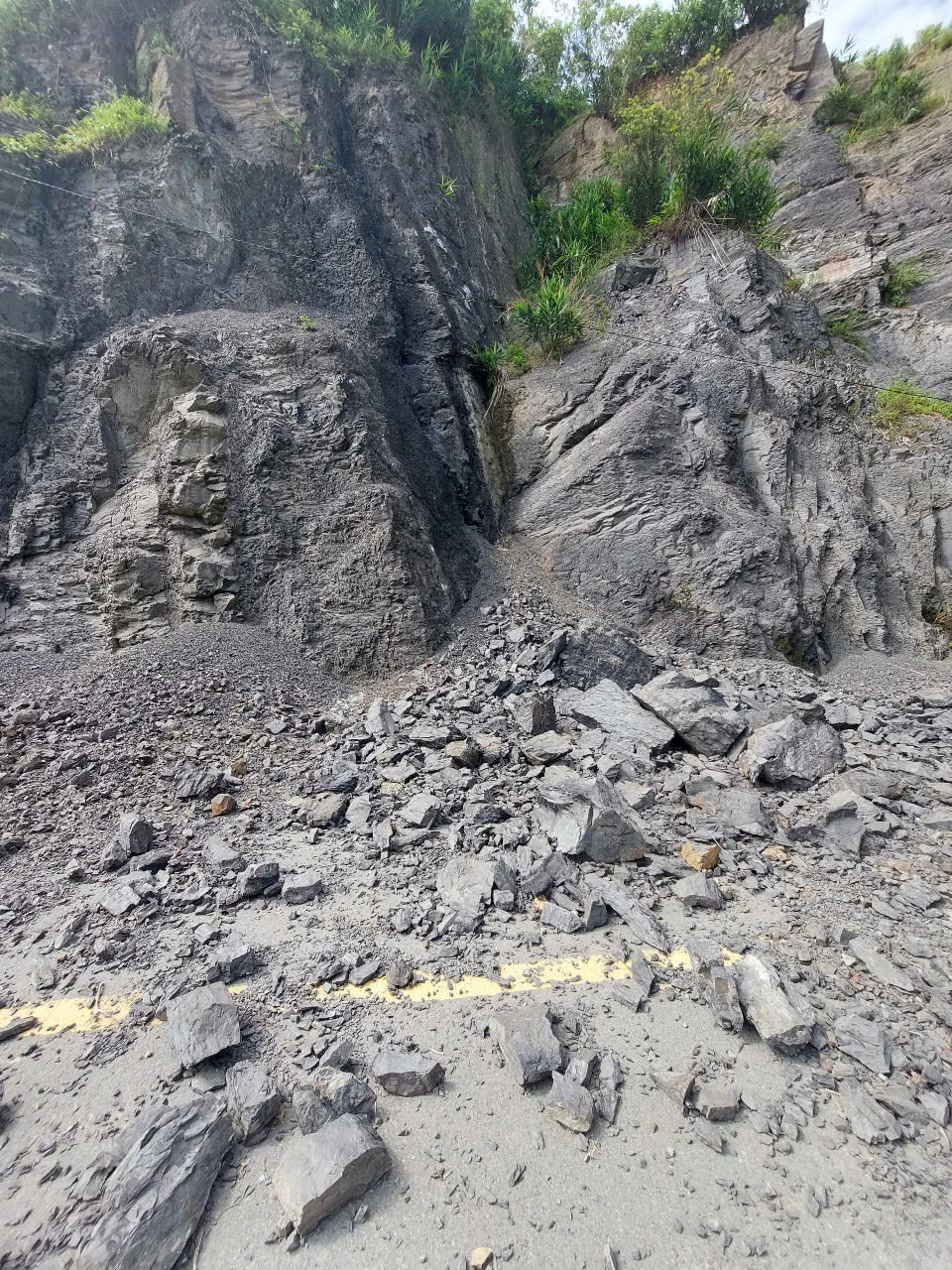 Sớm khắc phục tình trạng sạt lở đất, đá trên tuyến đường 435