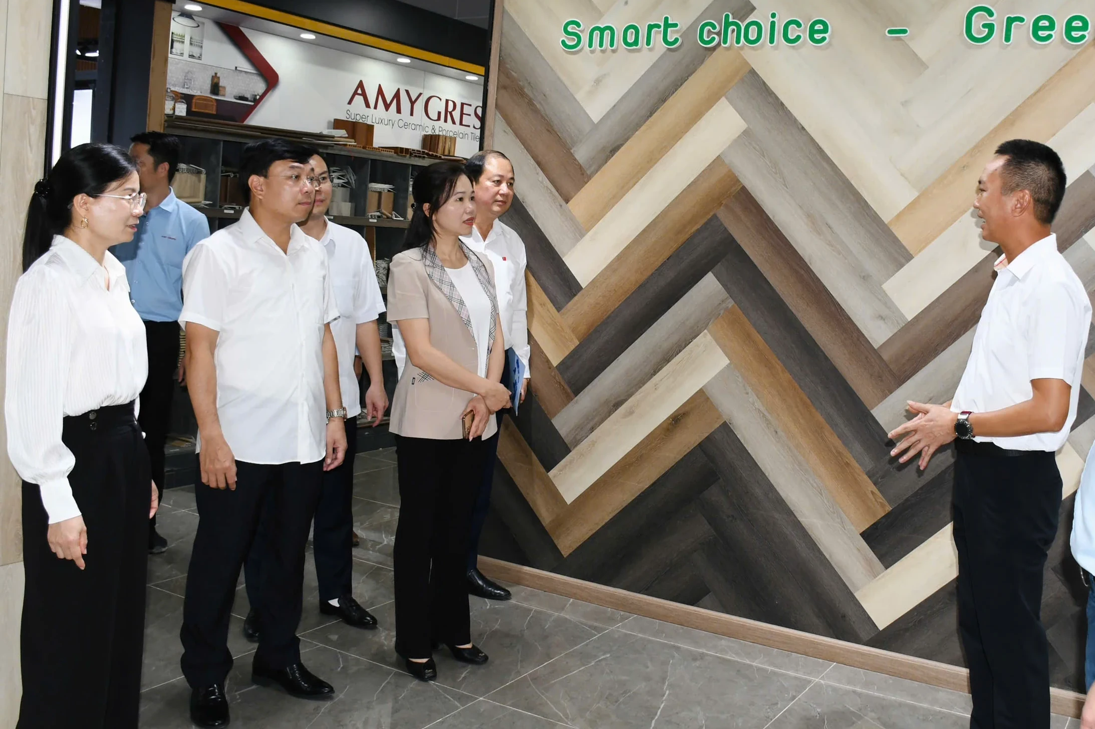 Phó Bí thư Tỉnh ủy Bùi Thị Minh làm việc tại xã Liên Hòa