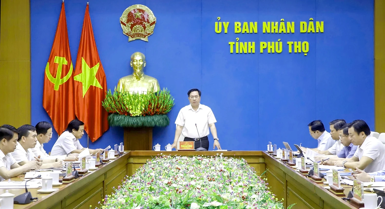 Giao ban Thường trực UBND tỉnh và lãnh đạo các sở, ngành.