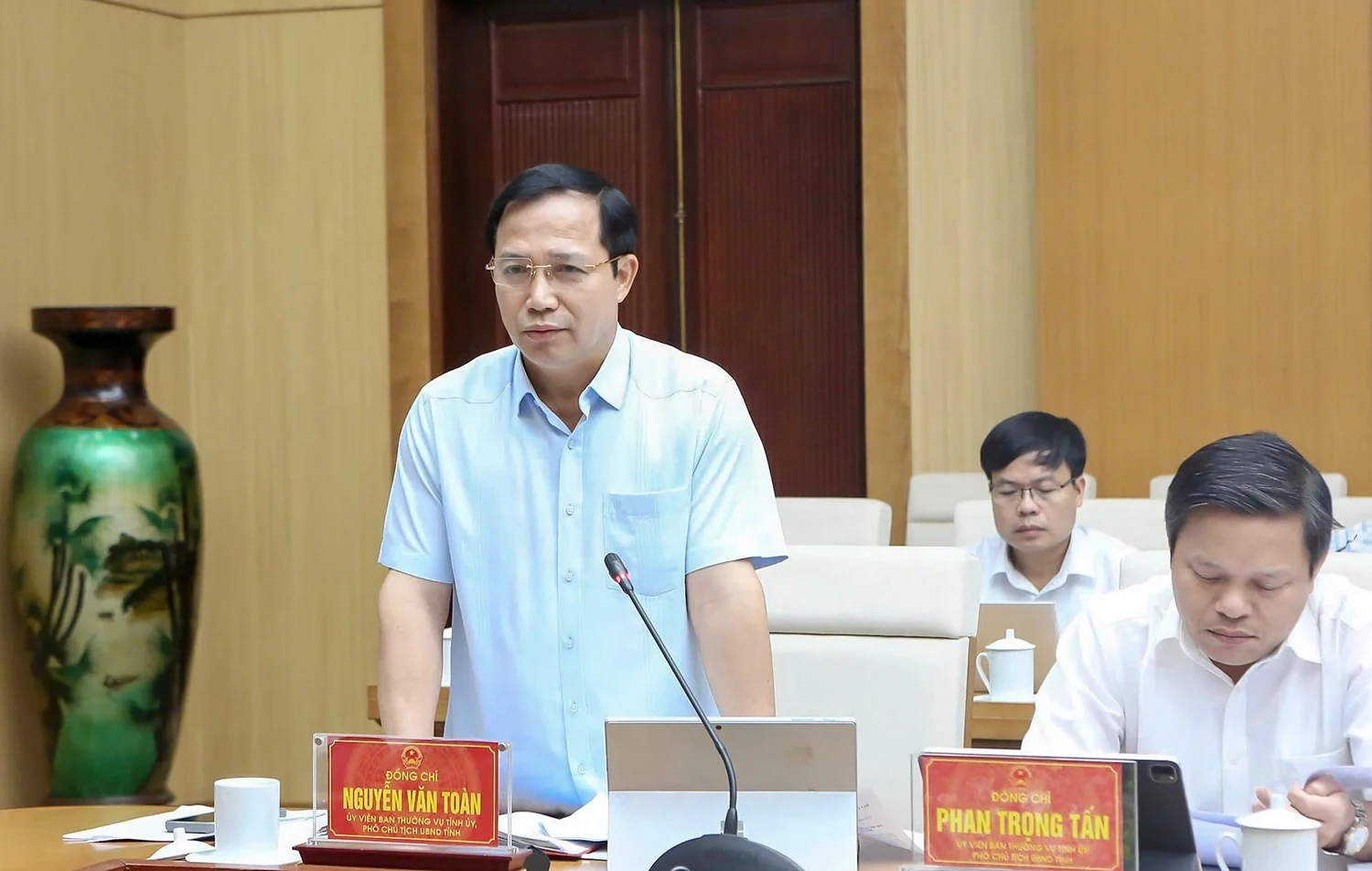 Giao ban Thường trực UBND tỉnh và lãnh đạo các sở, ngành.