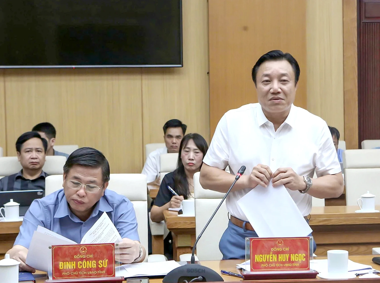 Giao ban Thường trực UBND tỉnh và lãnh đạo các sở, ngành.