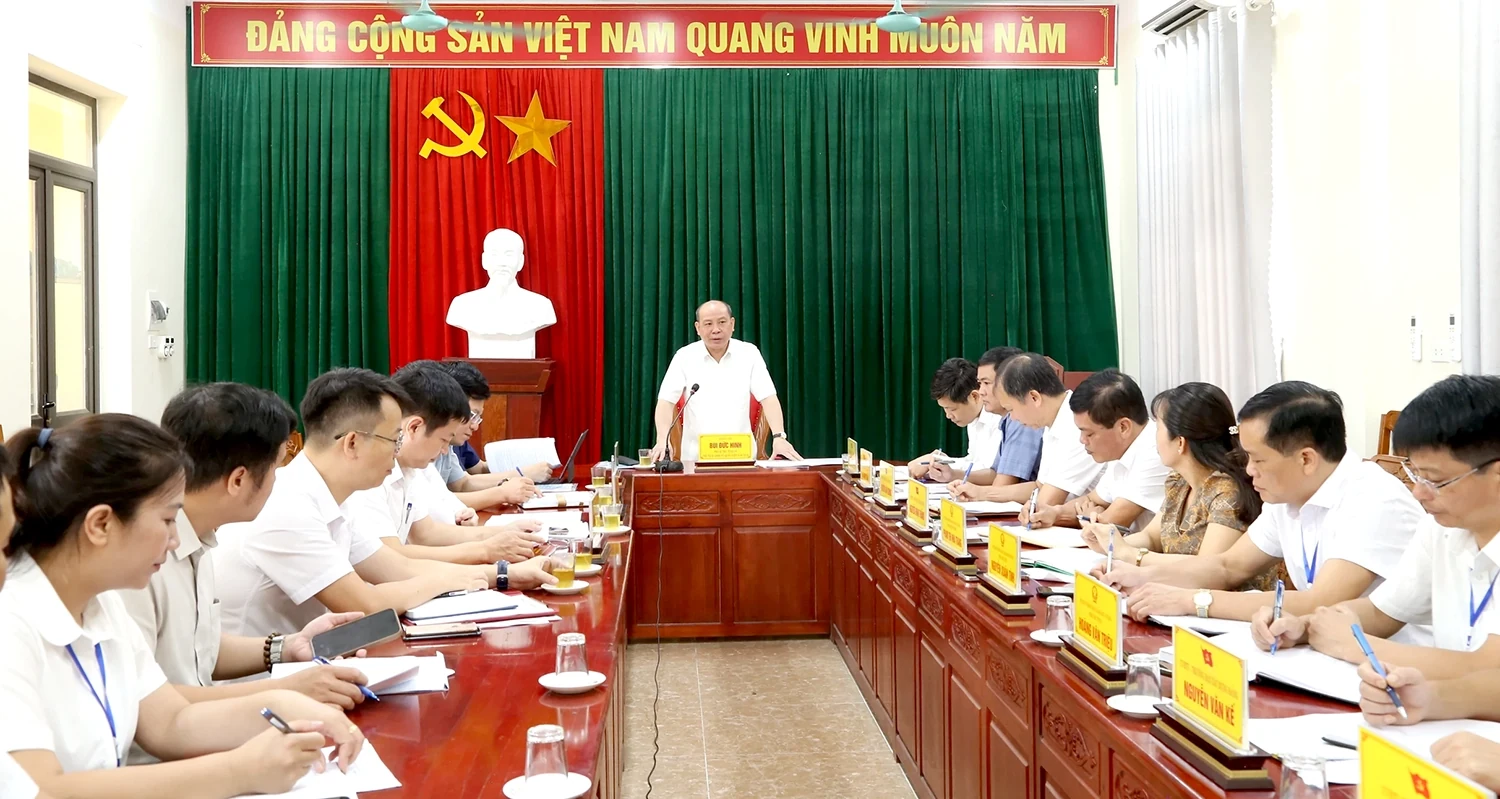 Kiểm tra tình hình thực hiện nhiệm vụ chính trị tại xã Hoàng Cương