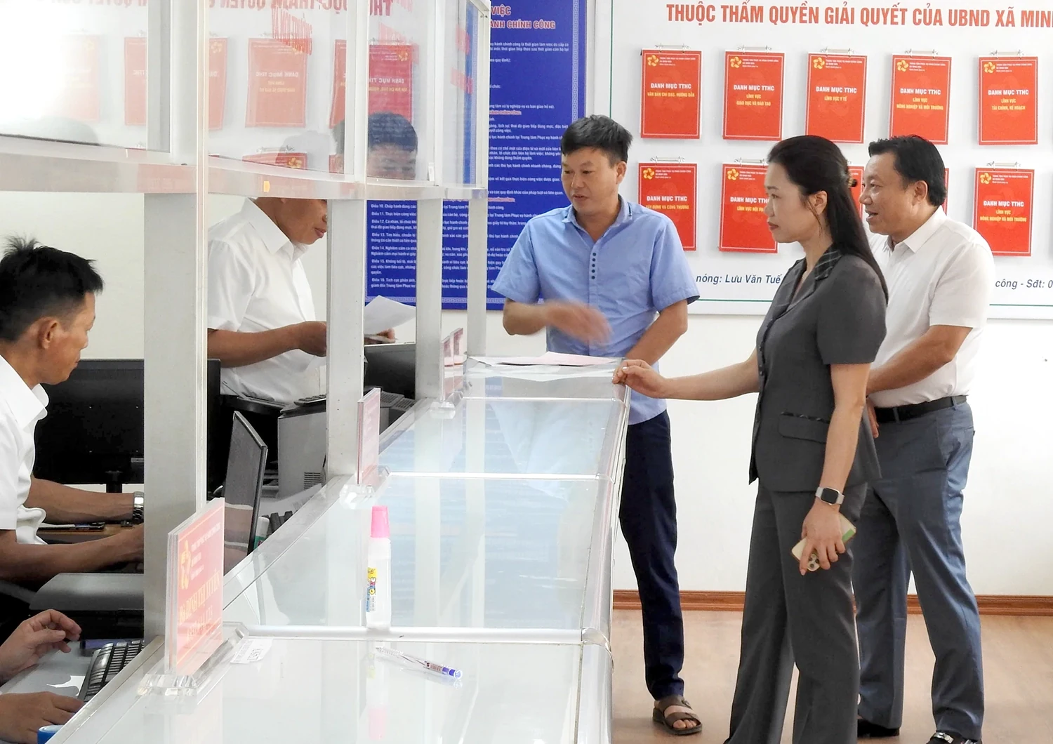 Phó Bí thư Tỉnh ủy Bùi Thị Minh làm việc tại xã Minh Hòa