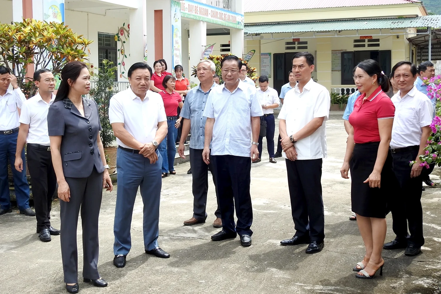 Phó Bí thư Tỉnh ủy Bùi Thị Minh làm việc tại xã Minh Hòa