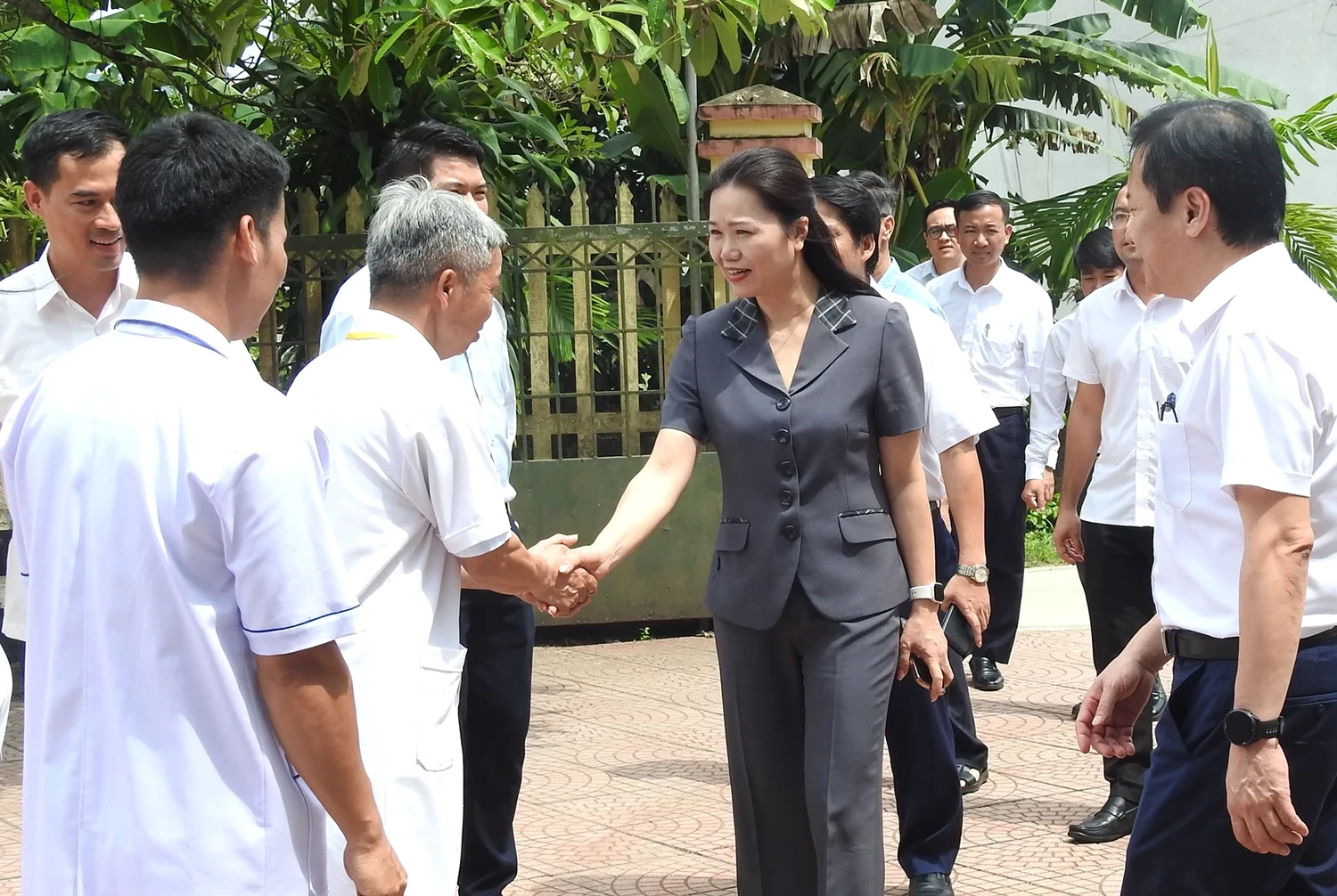 Phó Bí thư Tỉnh ủy Bùi Thị Minh làm việc tại xã Minh Hòa