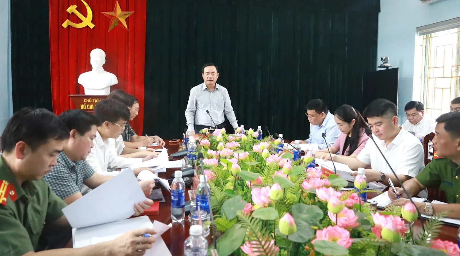 Phó Chủ tịch UBND tỉnh Quách Tất Liêm kiểm tra tại xã Mường Vang