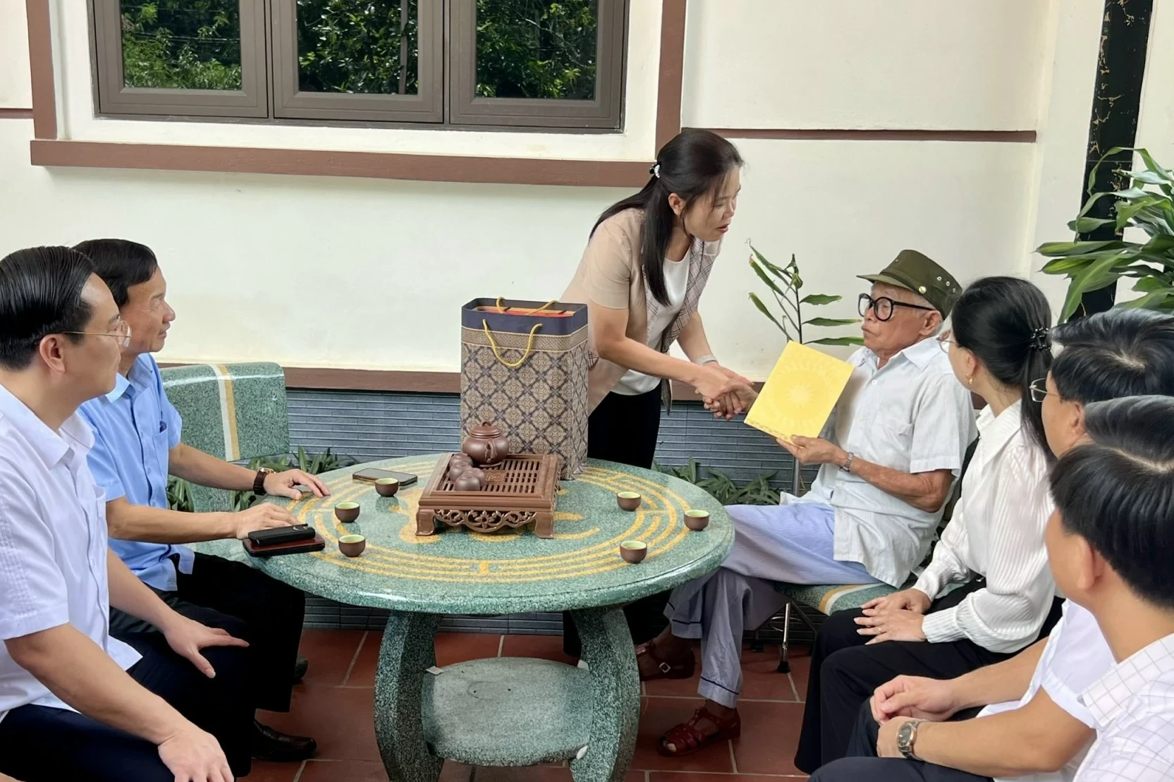 Phó Bí thư Tỉnh ủy Bùi Thị Minh làm việc tại xã Liên Hòa