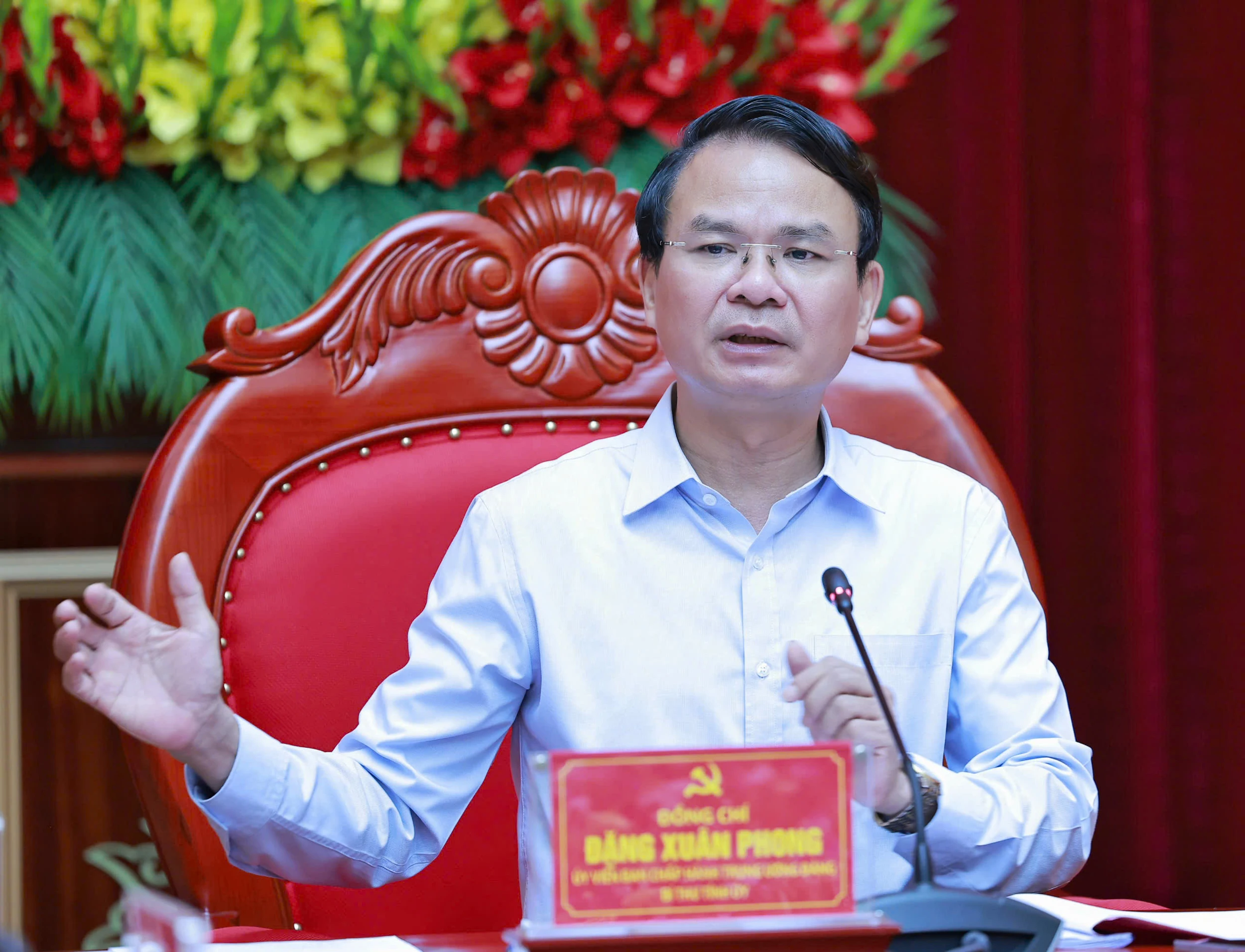 Bí thư Tỉnh ủy Đặng Xuân Phong và Tổ công tác số 1 chỉ đạo, duyệt Văn kiện Đại hội Đảng bộ trực thuộc, Đảng bộ các xã, phường