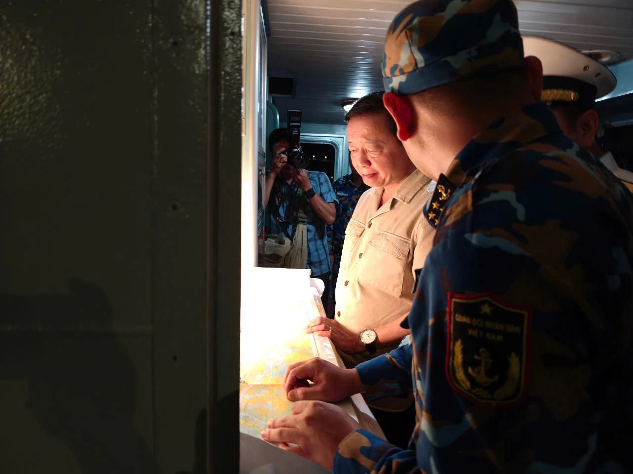 Phó Thủ tướng Trần Hồng Hà trực tiếp chỉ đạo cứu hộ cứu nạn vụ chìm tàu trên vịnh Hạ Long