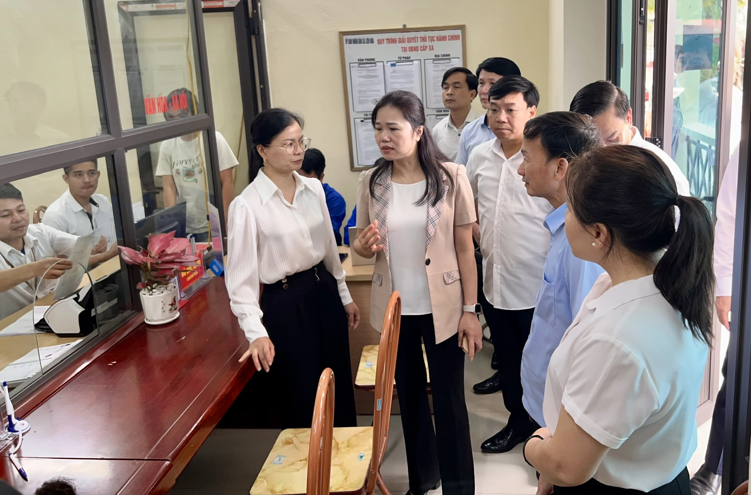 Phó Bí thư Tỉnh ủy Bùi Thị Minh làm việc tại xã Liên Hòa