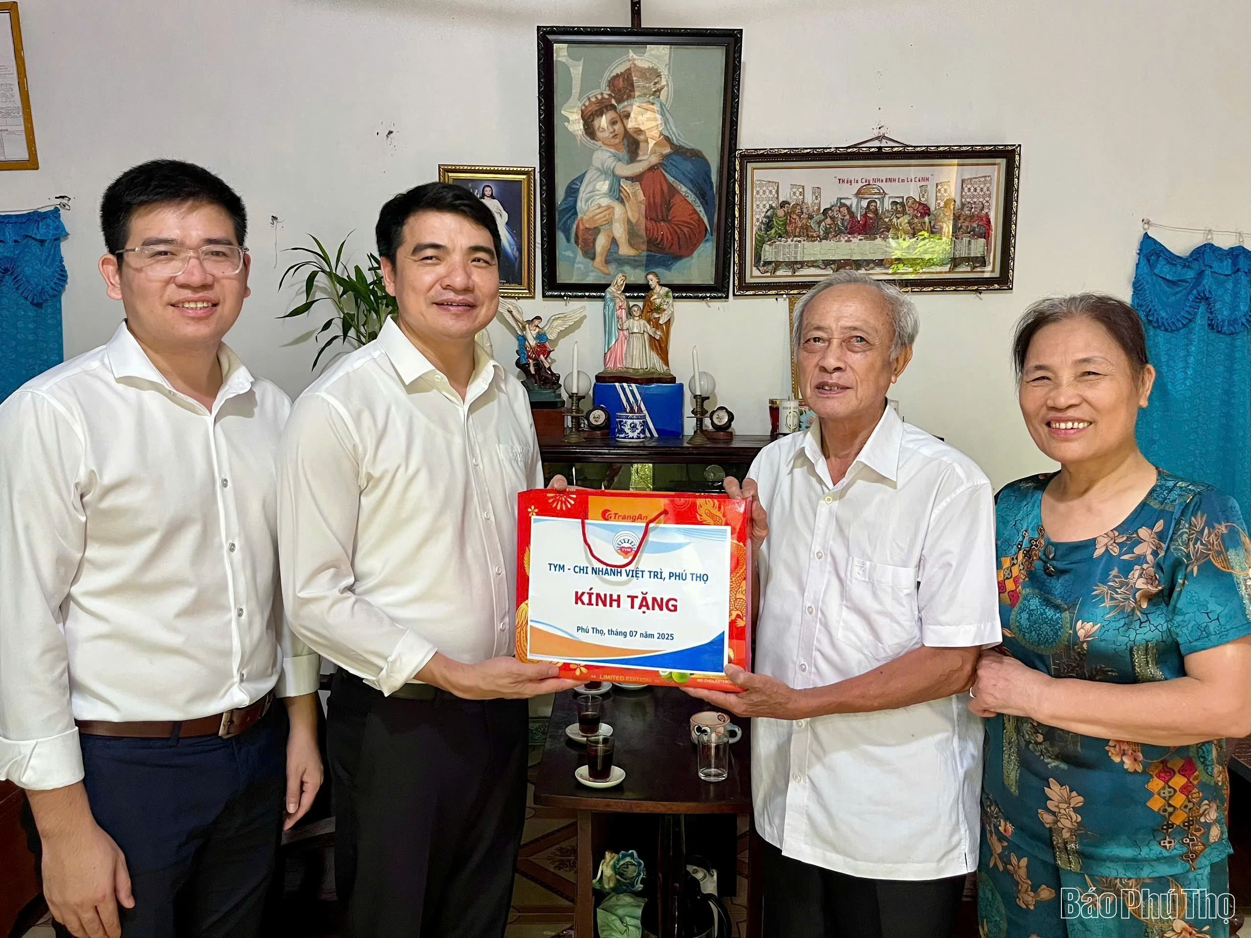 TYM Chi nhánh Việt Trì: Tặng quà tri ân các gia đình người có công