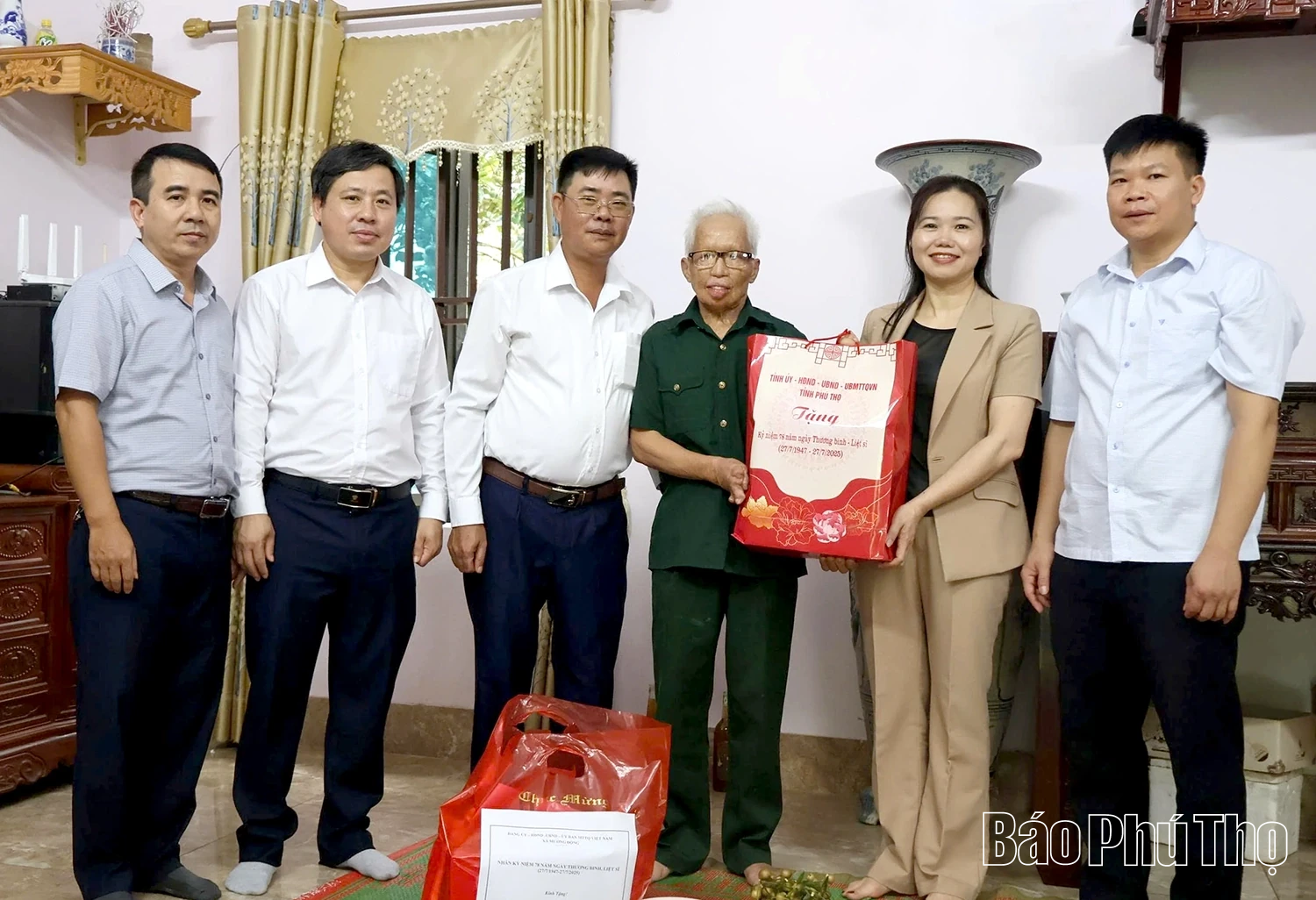 Phó Bí thư Tỉnh ủy Bùi Thị Minh thăm, tặng quà thương binh, bệnh binh trên địa bàn xã Mường Động