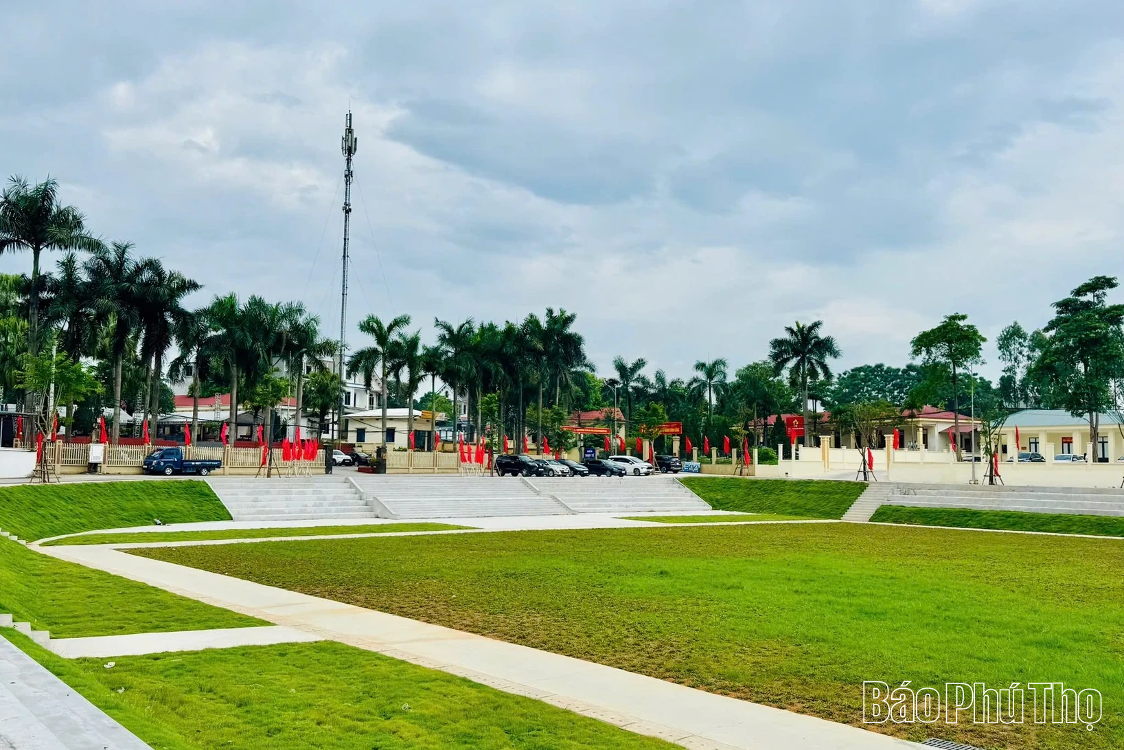 Gắn biển công trình Sân vận động chào mừng Đại hội Đảng các cấp