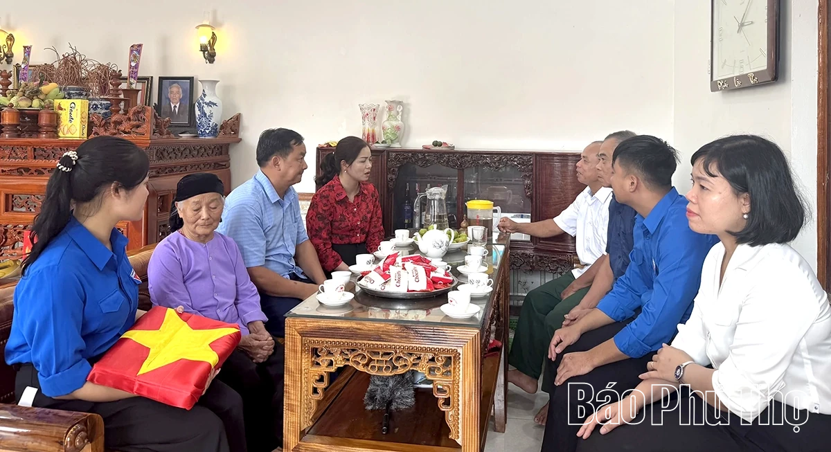 Trao tặng di ảnh phục dựng cho gia đình liệt sĩ