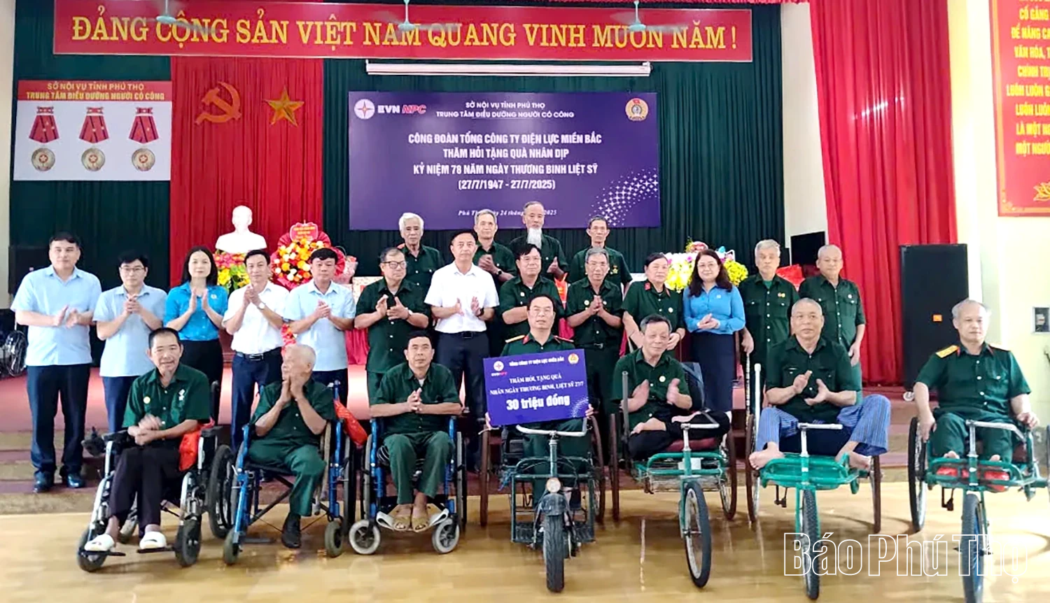 Công ty Điện lực Phú Thọ thăm, tặng quà Mẹ Việt Nam anh hùng và gia đình người có công