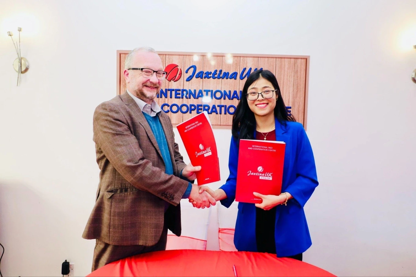 Jaxtina Tiên Phong Mở Trung Tâm Nghiên Cứu Tại Anh: Bước Đột Phá Trong Giáo Dục Tiếng Anh Việt Nam