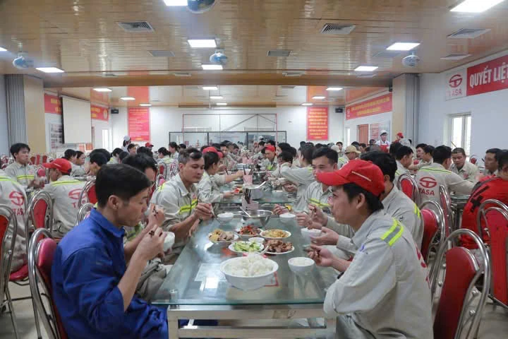 Ấm lòng “Bữa cơm công đoàn”