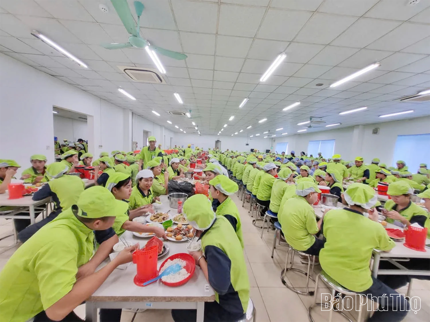 Ấm áp “Bữa cơm công đoàn” năm 2025