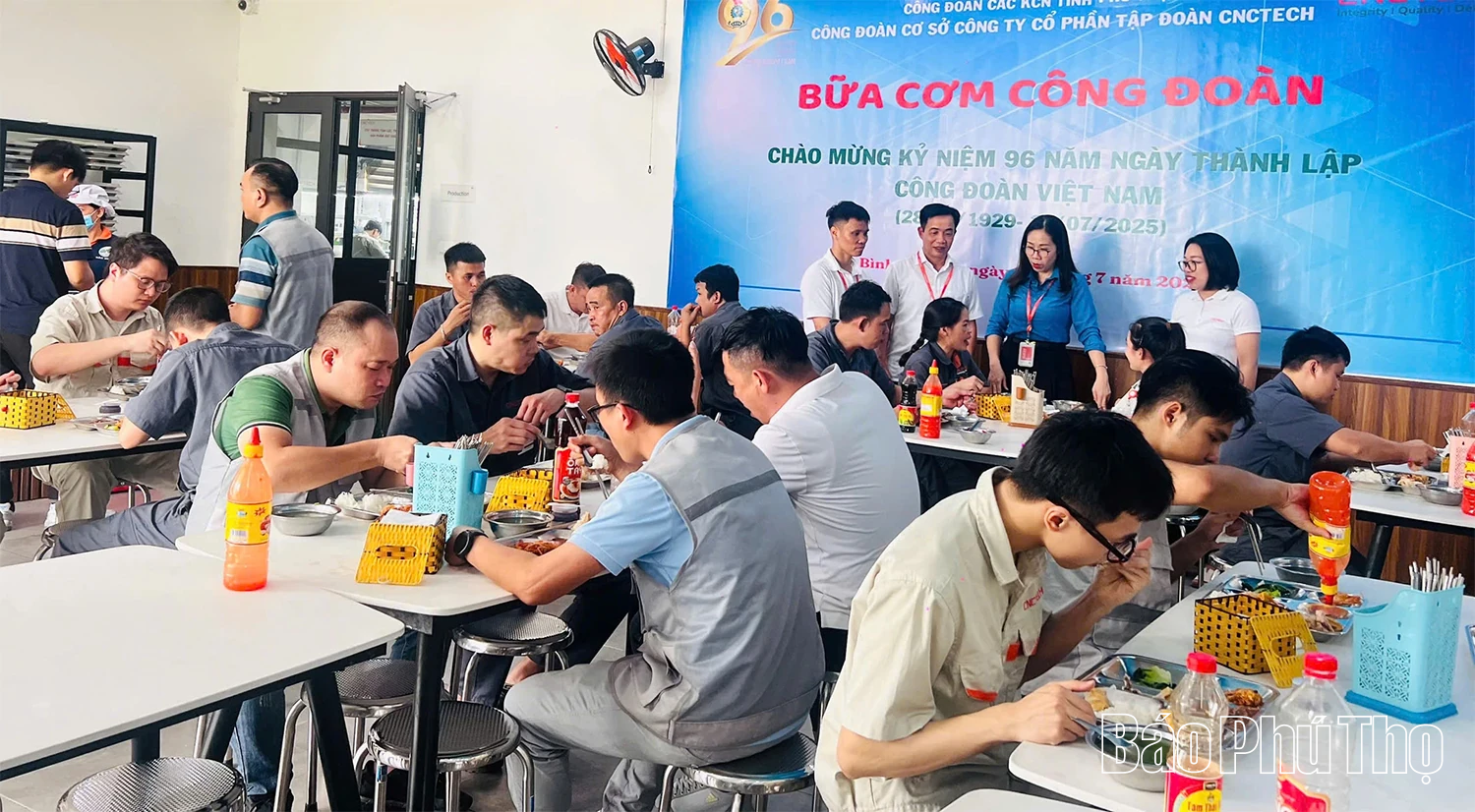 Ấm áp “Bữa cơm công đoàn” năm 2025