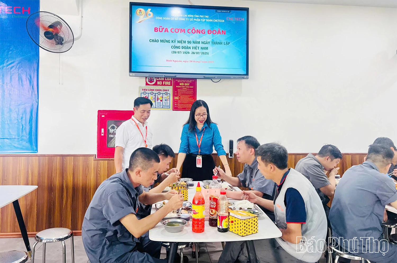 Ấm áp “Bữa cơm công đoàn” năm 2025