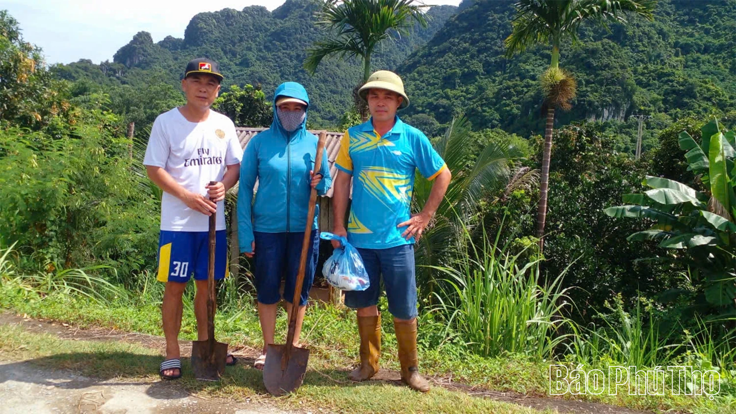 Anh Bùi Văn Tùng tự tìm, chôn lợn bệnh để bảo vệ môi trường