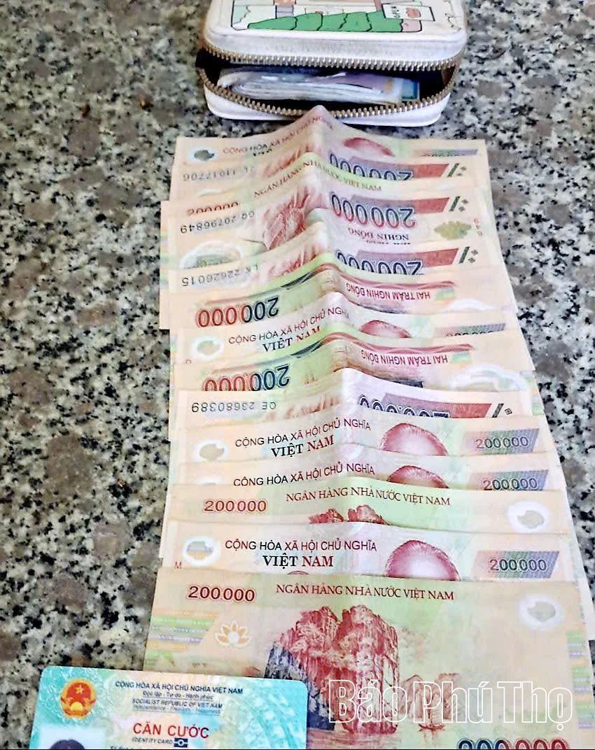 Trưởng Công an xã Pà Cò nhặt được của rơi, trả lại người đánh mất