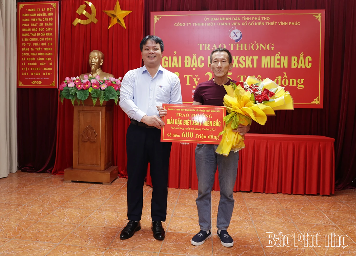 Trao thưởng Giải đặc biệt Xổ số kiến thiết miền Bắc trên 3 tỷ đồng