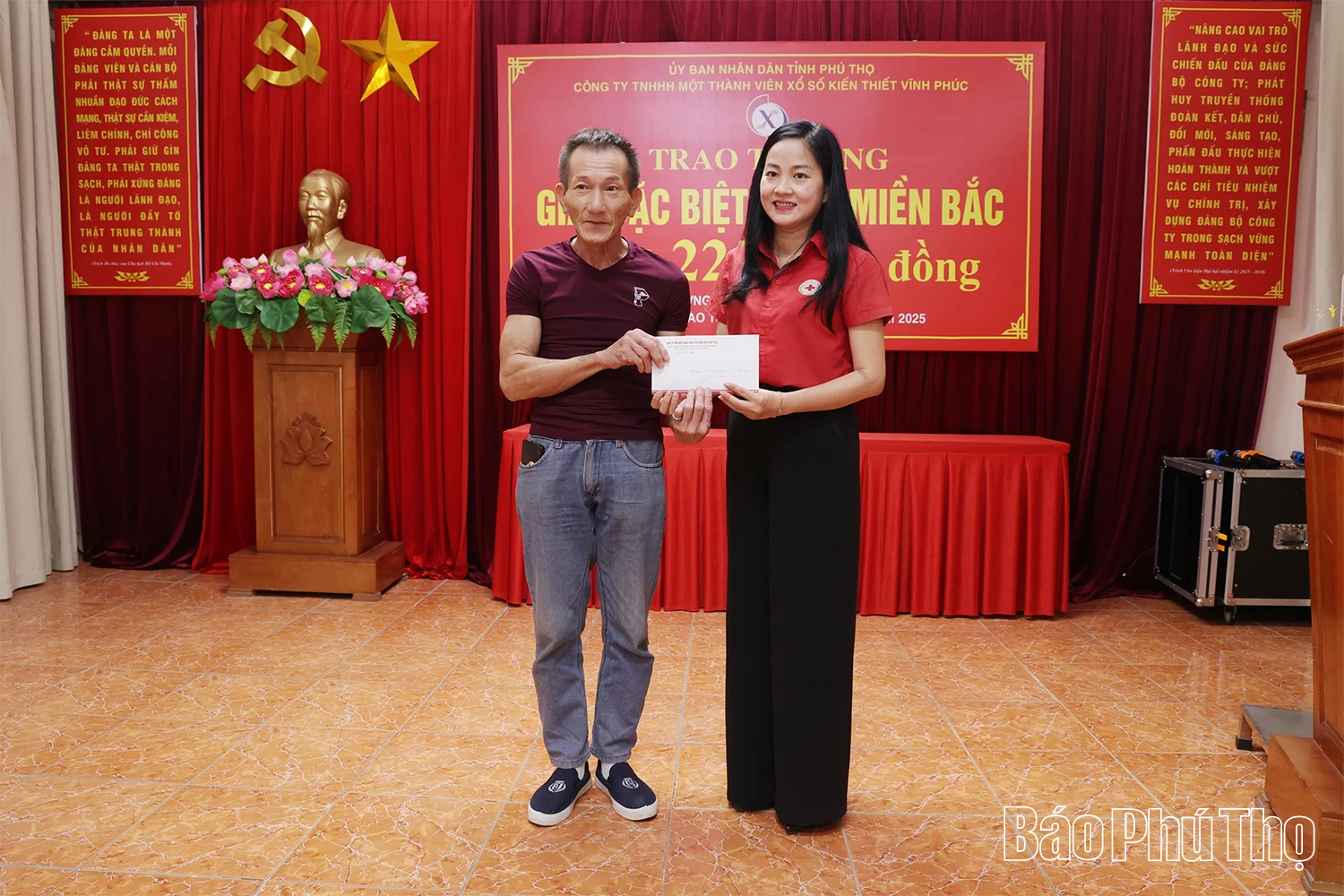 Trao thưởng Giải đặc biệt Xổ số kiến thiết miền Bắc trên 3 tỷ đồng