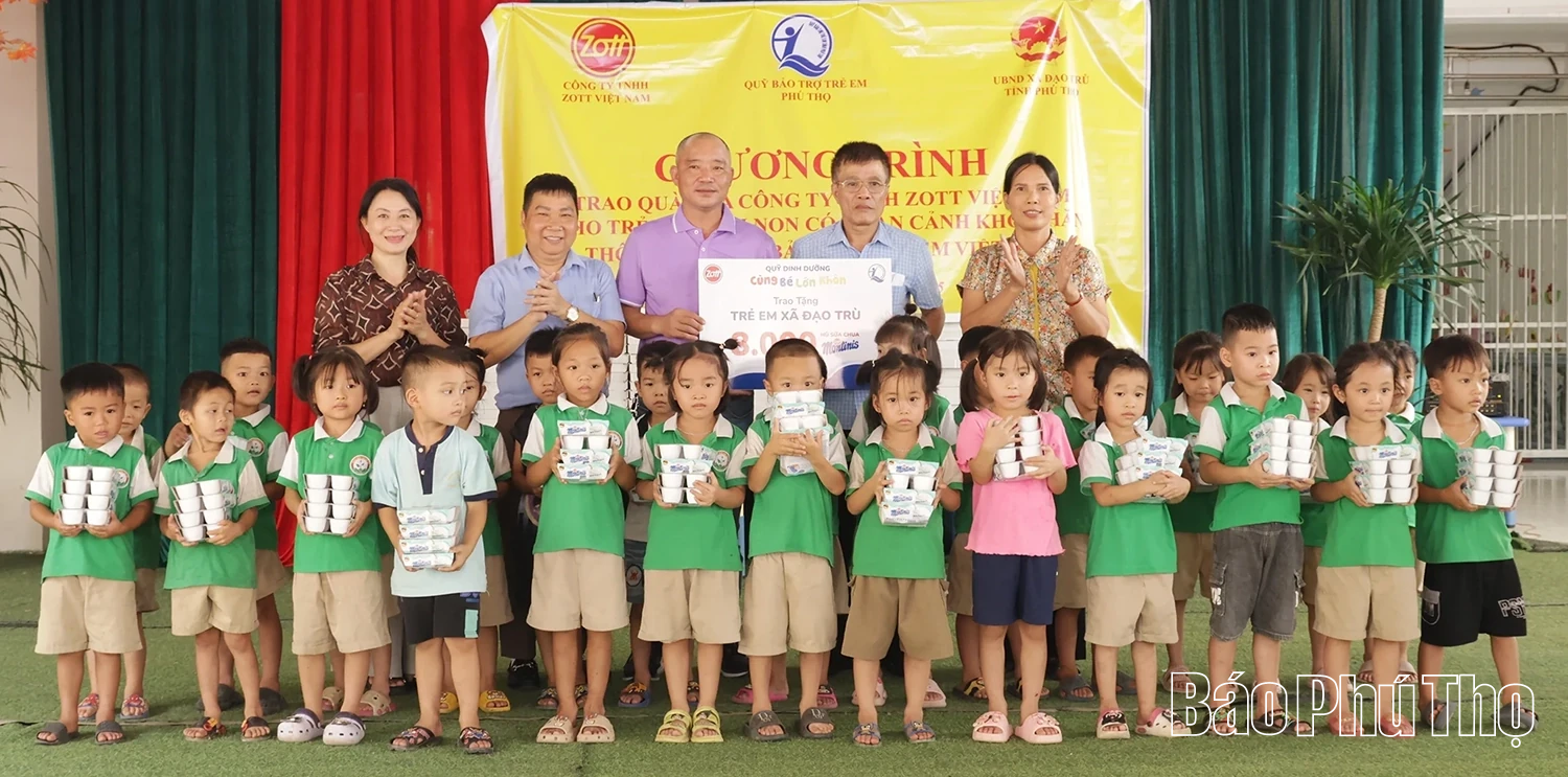 Tặng quà cho trẻ em mầm non có hoàn cảnh khó khăn ở xã Đạo Trù