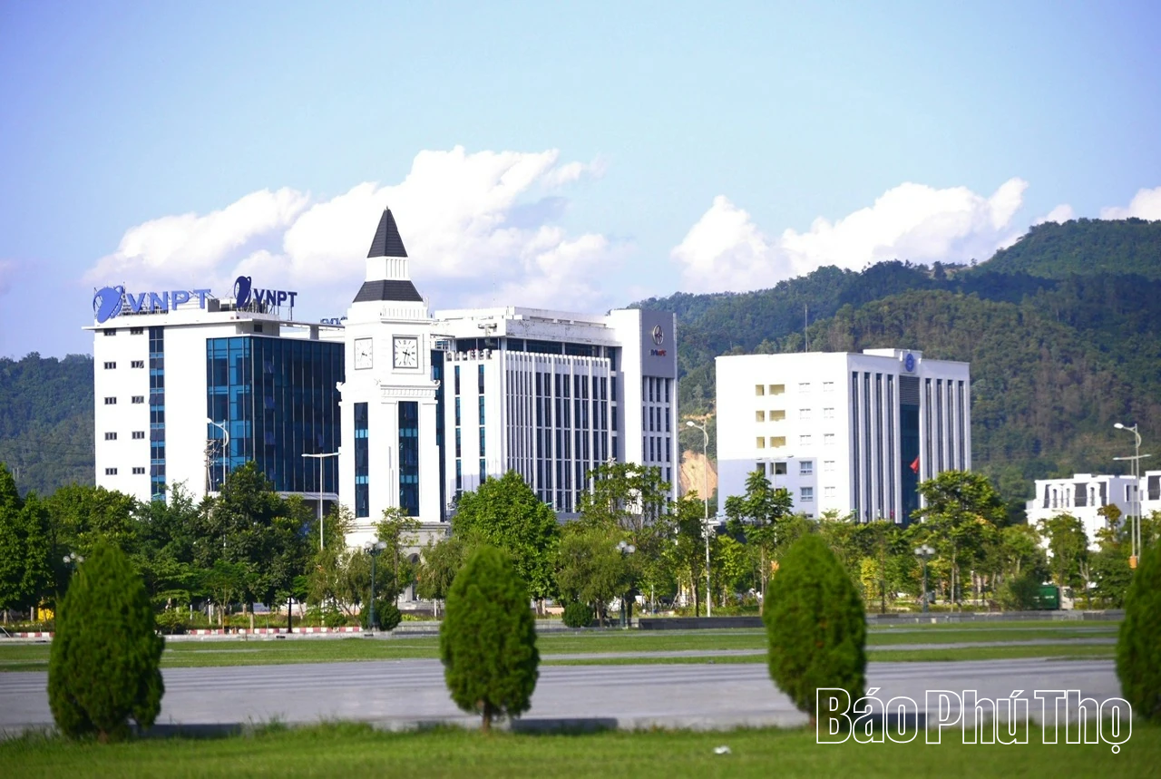 Cờ đỏ sao vàng trên sông Đà: Từ bản hùng ca Tháng Tám đến khát vọng phát triển