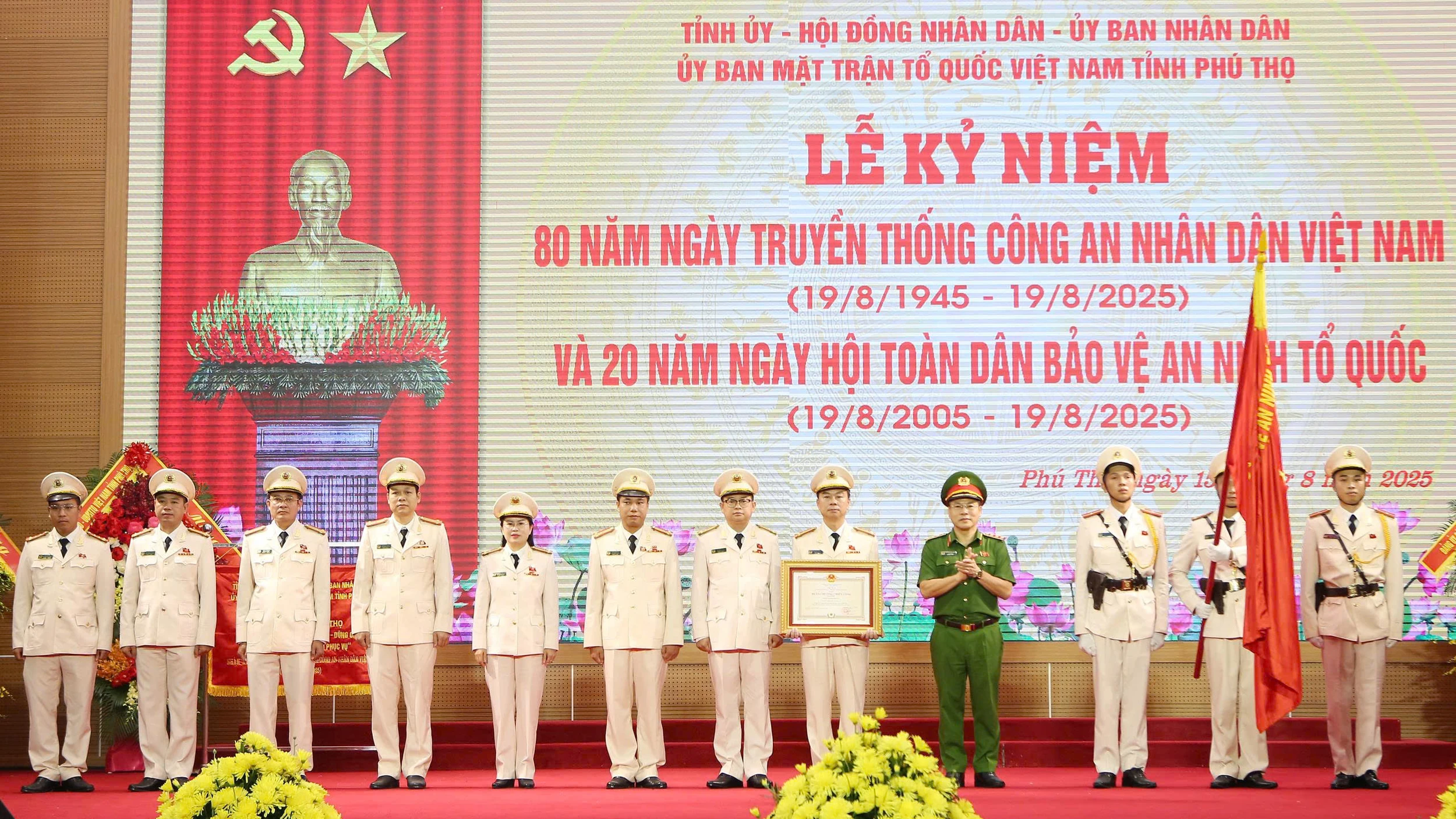 Lễ kỷ niệm 80 năm Ngày truyền thống CAND và 20 năm Ngày hội toàn dân bảo vệ ANTQ