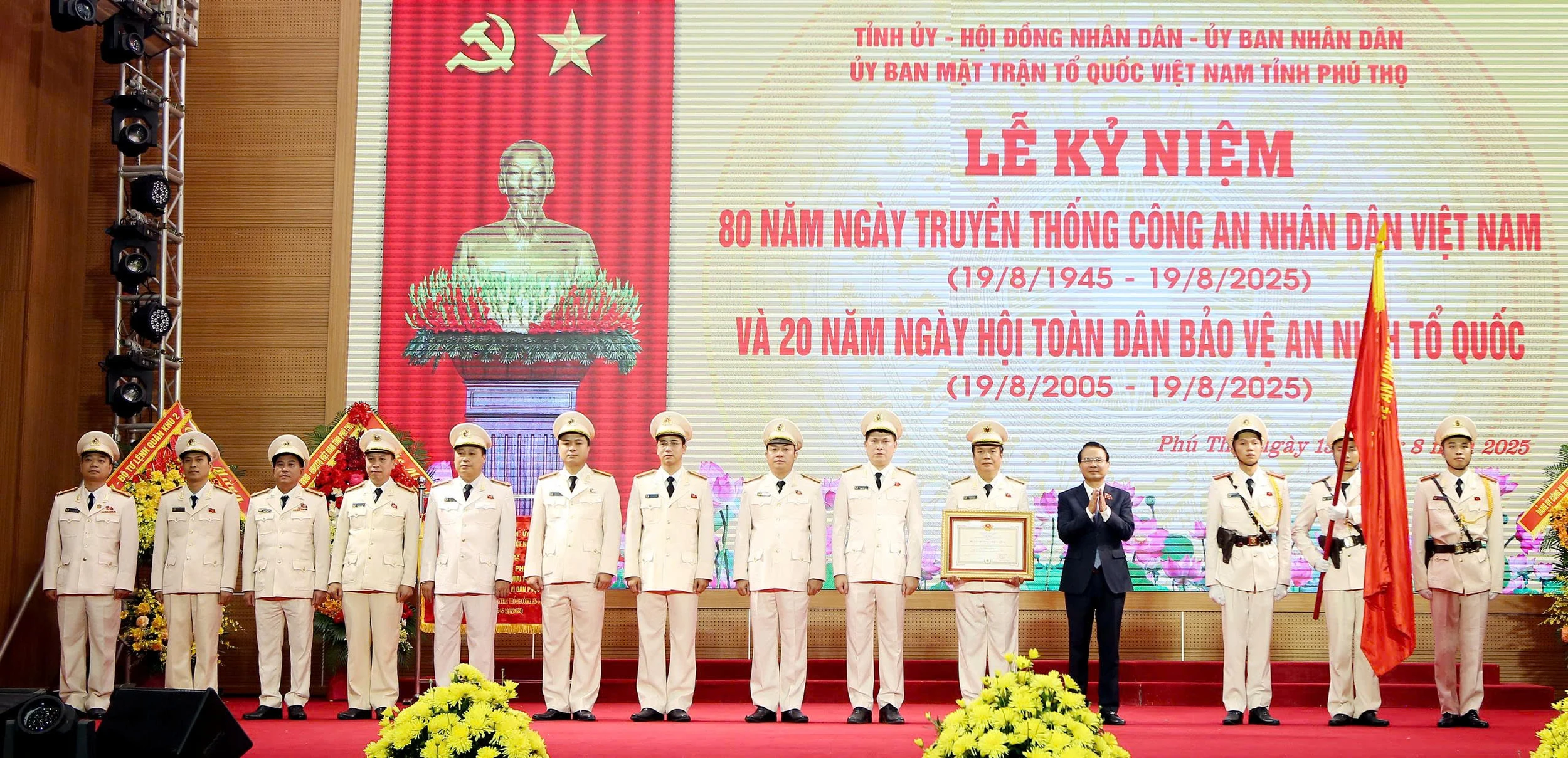 Lễ kỷ niệm 80 năm Ngày truyền thống CAND và 20 năm Ngày hội toàn dân bảo vệ ANTQ